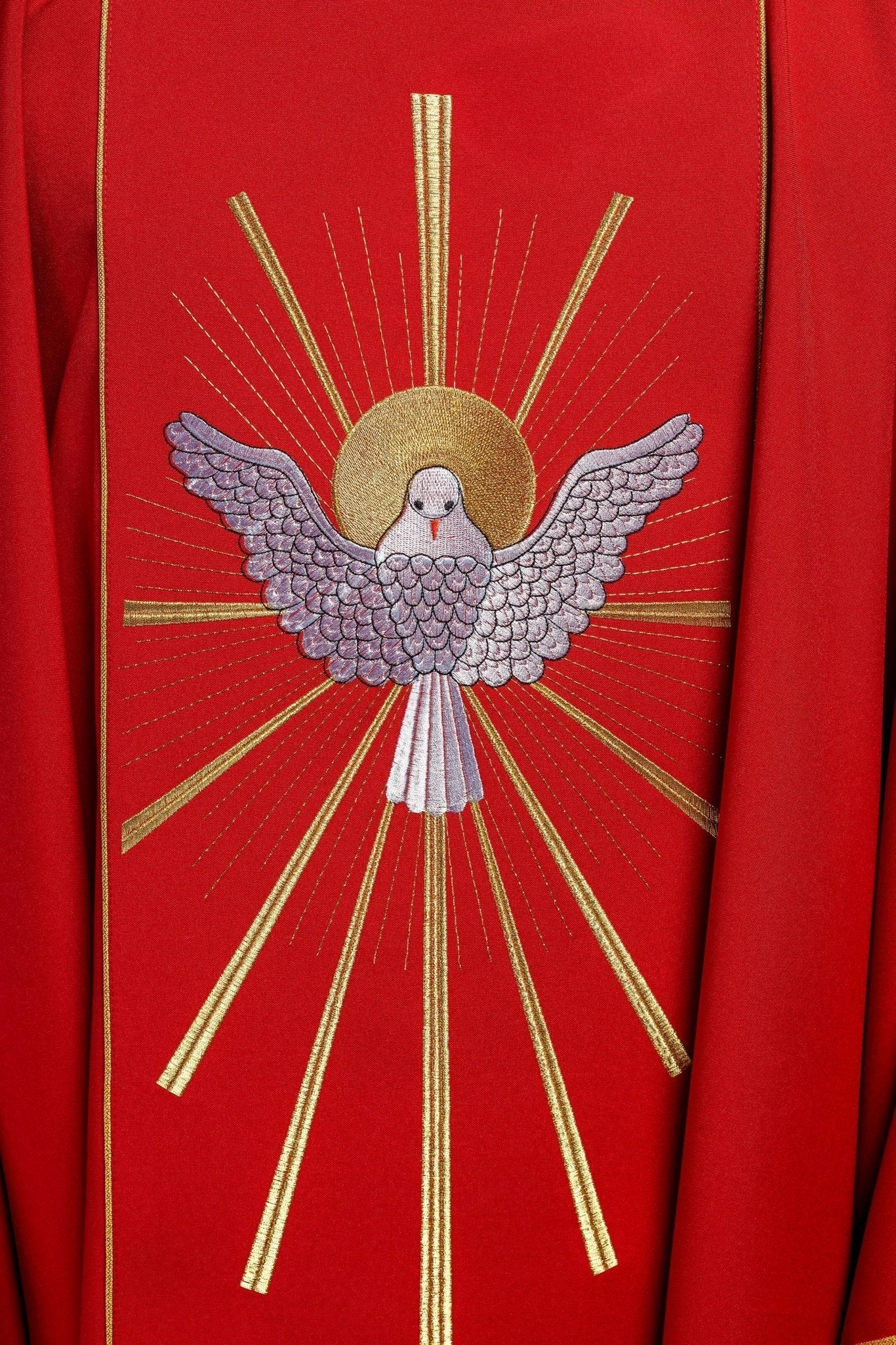 Casulla roja con bordado Espíritu Santo