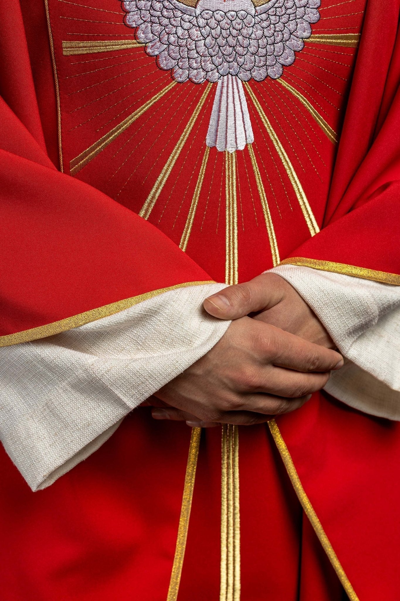 Casulla roja con bordado Espíritu Santo