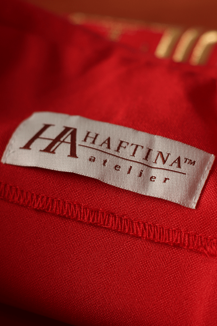 Casulla roja con bordado IHS