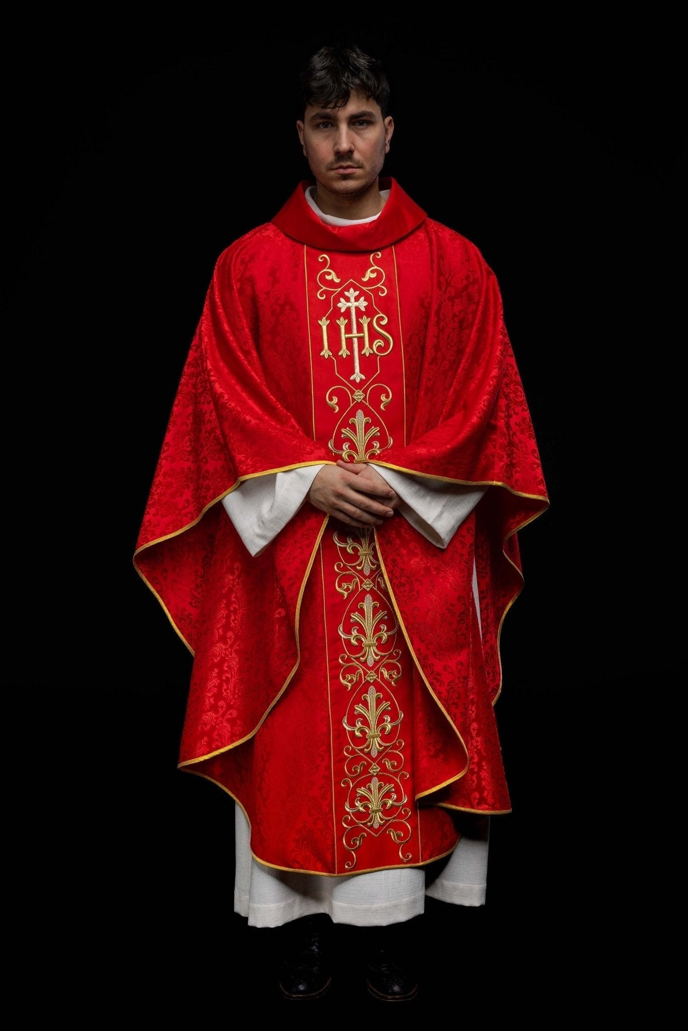 Casulla roja con bordado IHS ; la tela decorativa