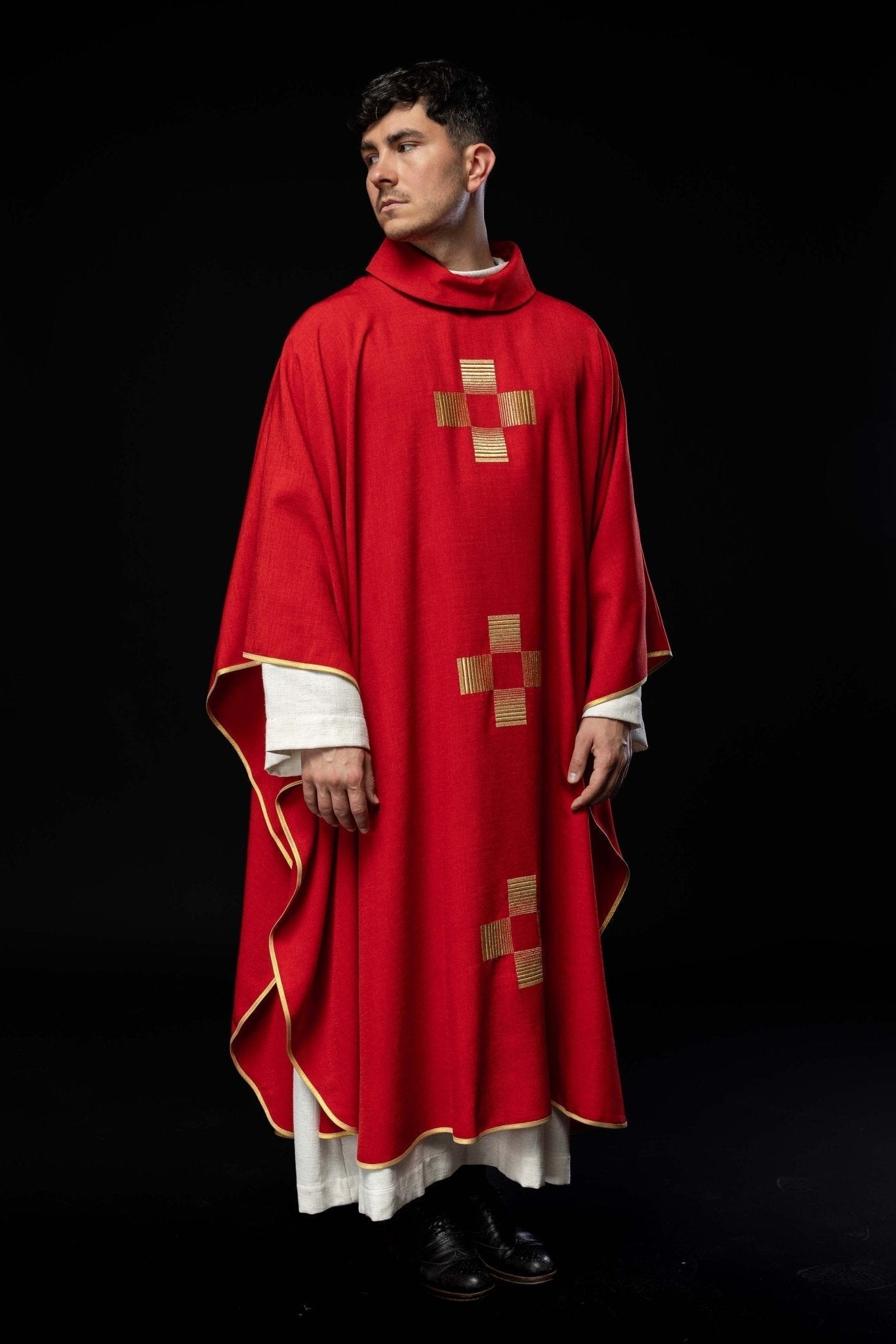 Casulla roja con Cruces bordadas