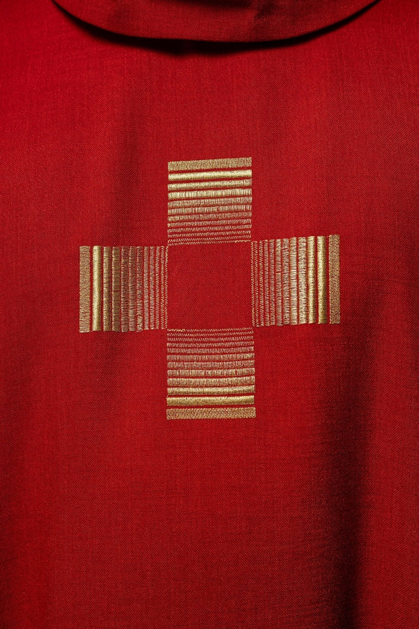 Casulla roja con Cruces bordadas