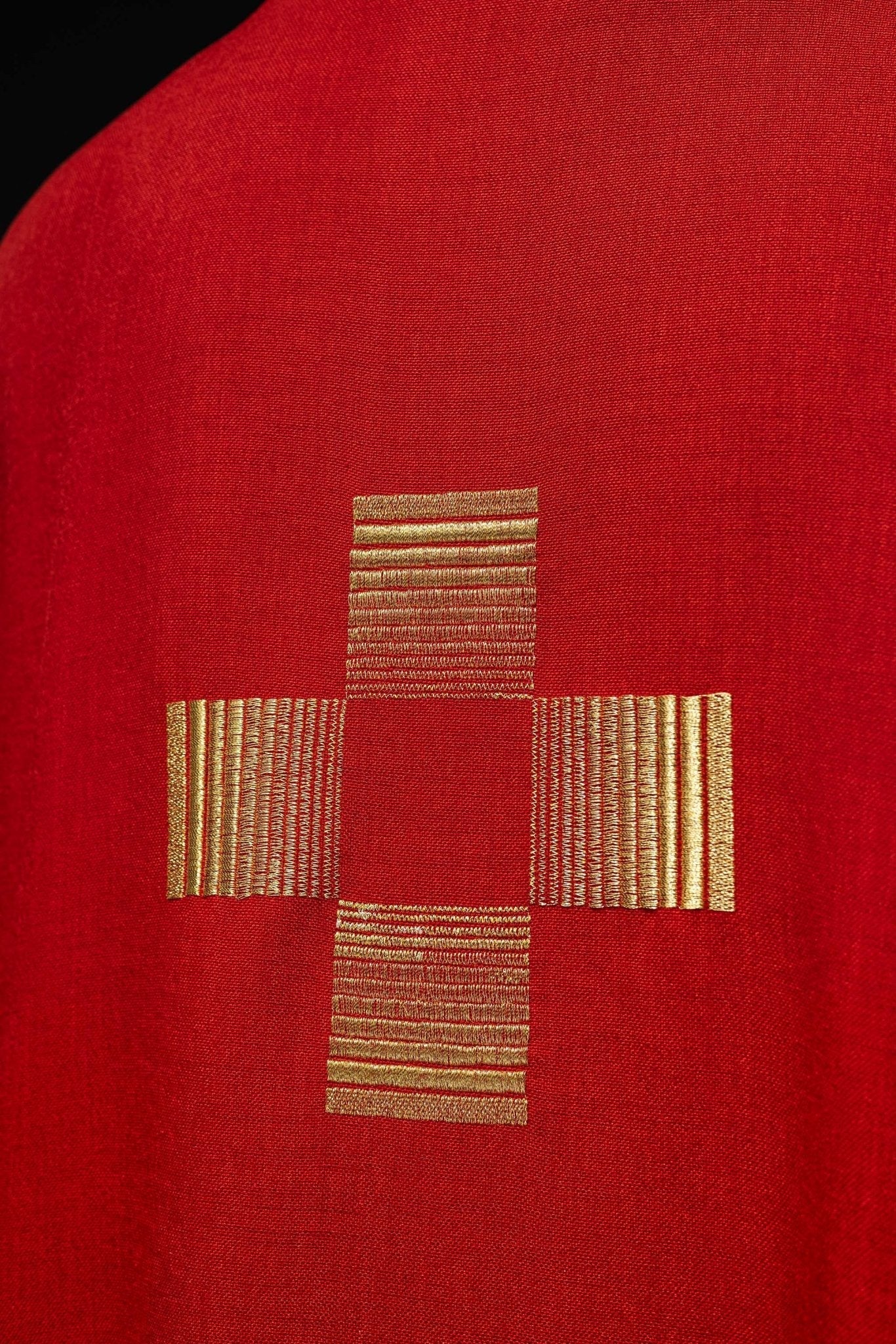 Casulla roja con Cruces bordadas