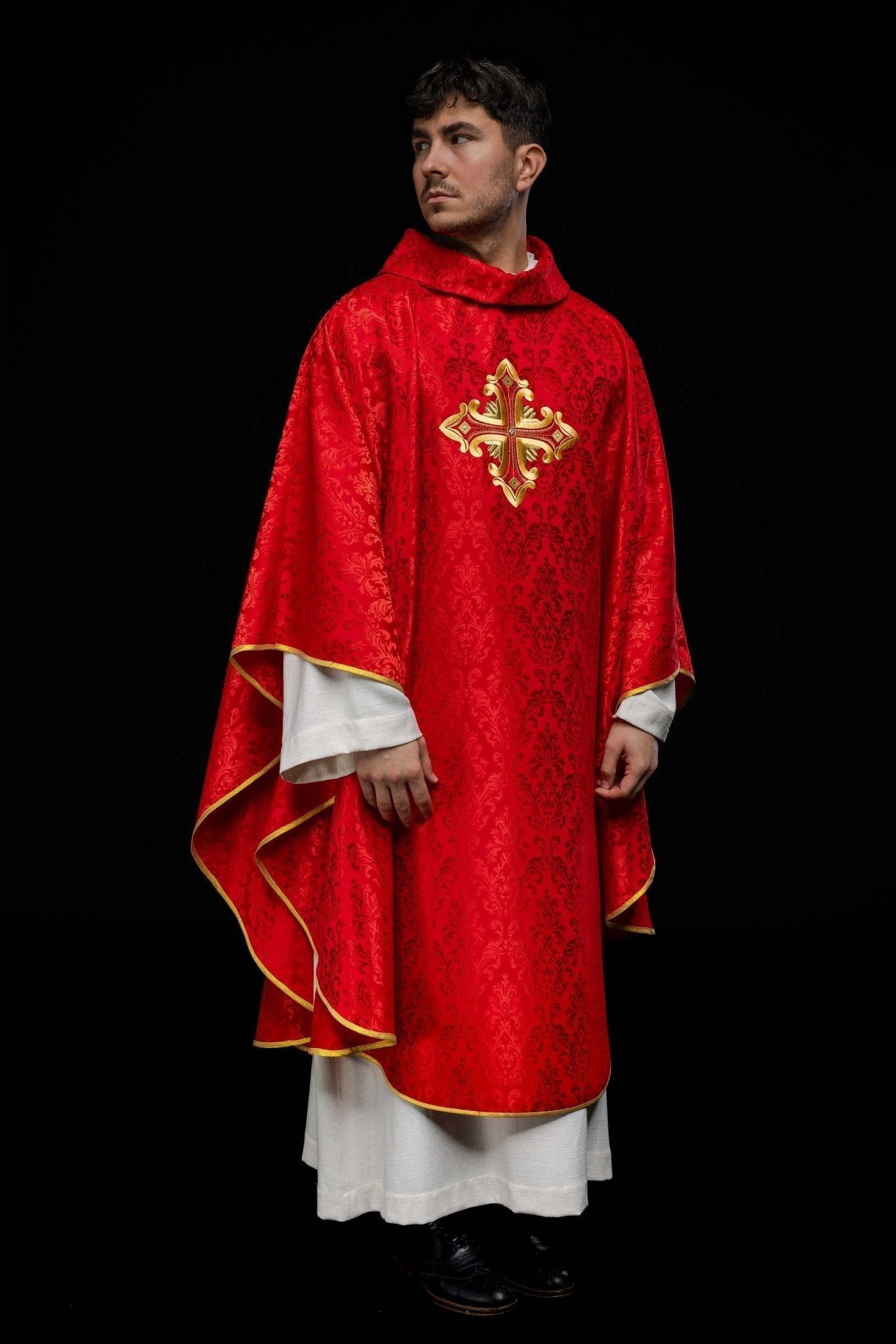 Casulla roja con cruz cosida en tela estampada