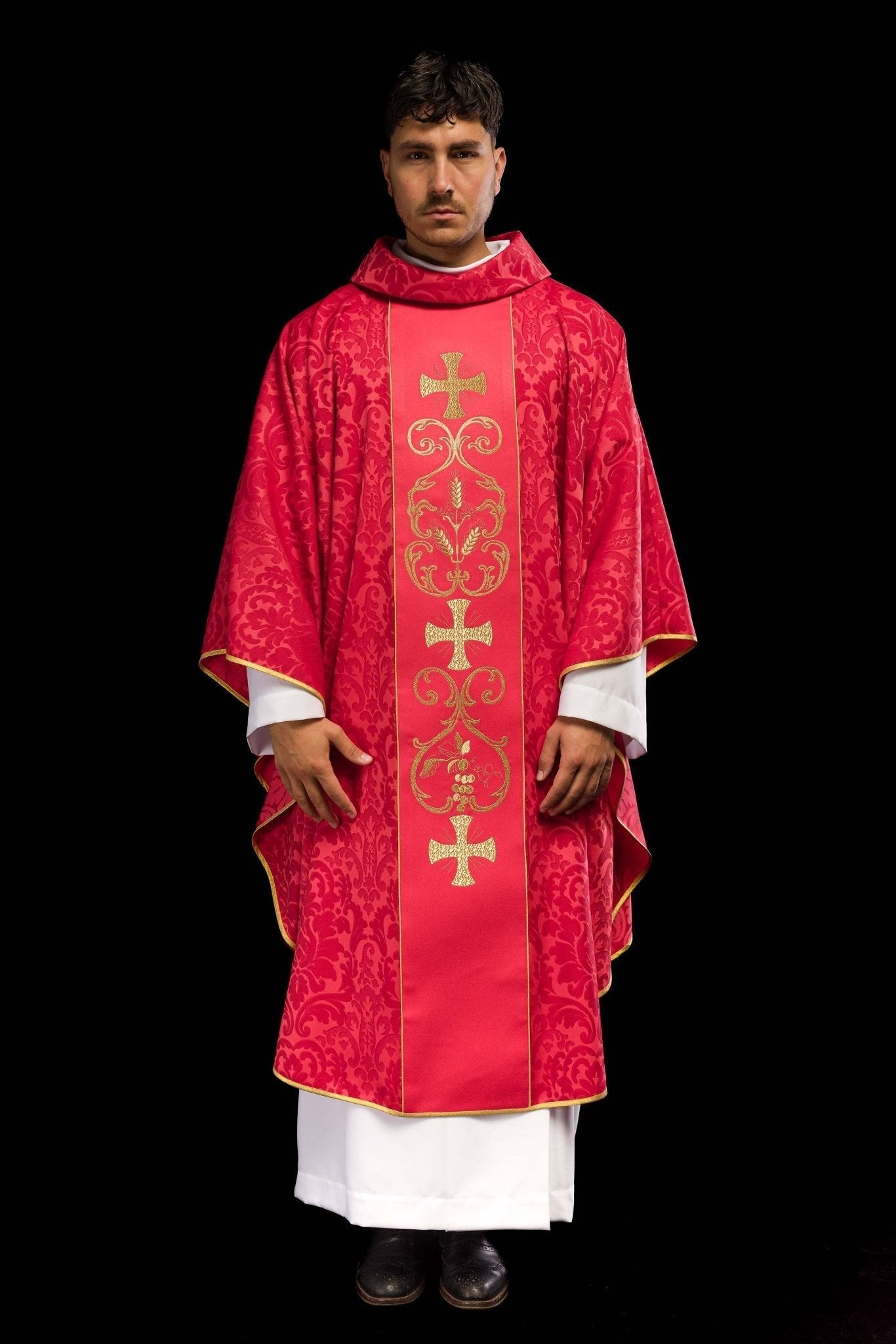 Casulla roja con galón ricamente bordado