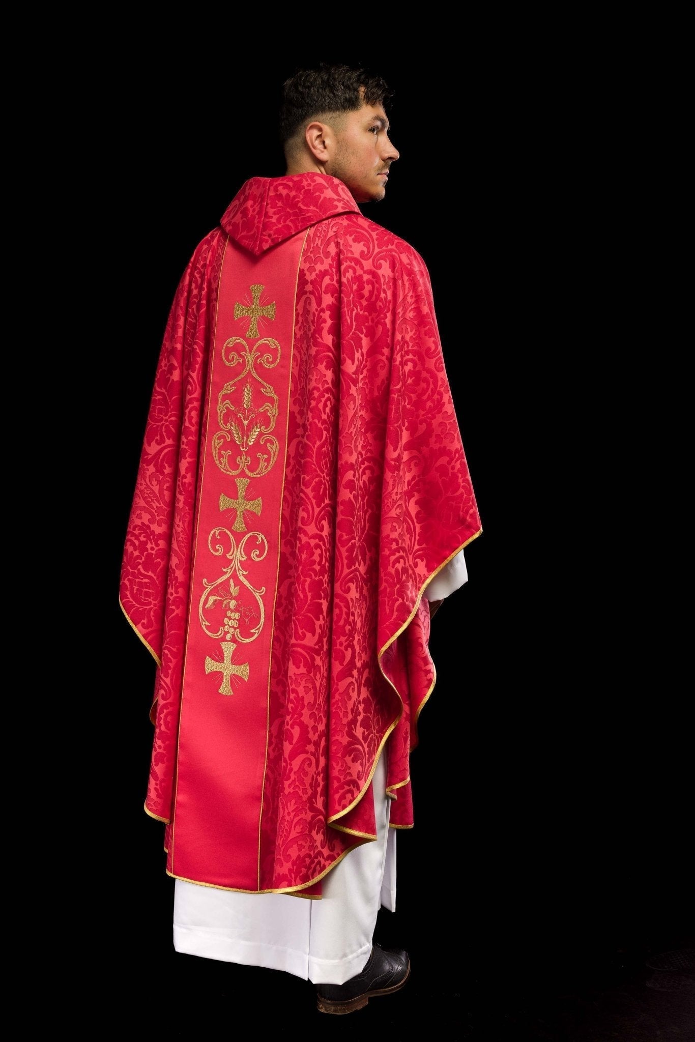 Casulla roja con galón ricamente bordado