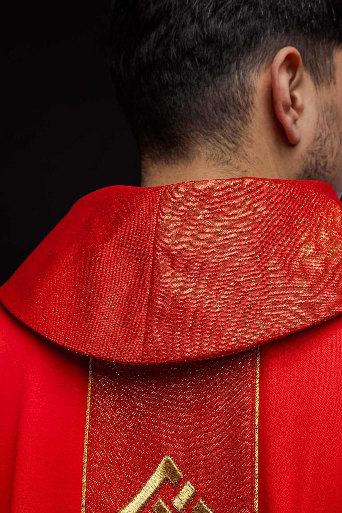Casulla roja con galón ricamente bordado