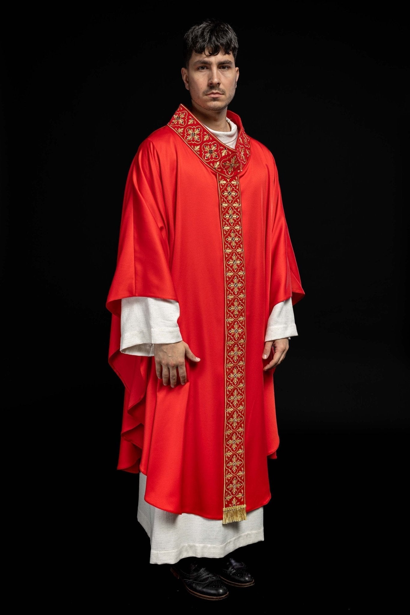 Casulla roja con galón ricamente bordado y decorado con 500 piedras