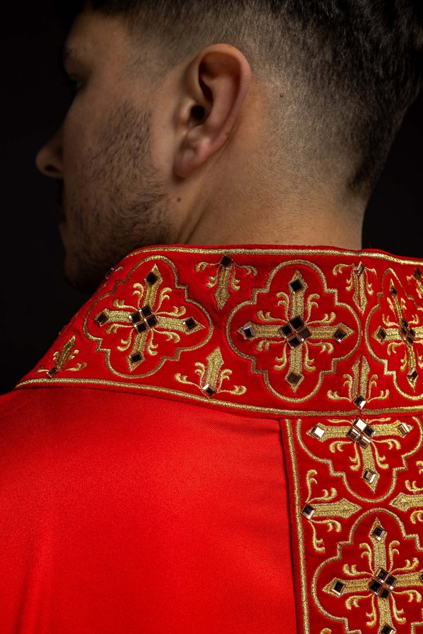 Casulla roja con galón ricamente bordado y decorado con 500 piedras