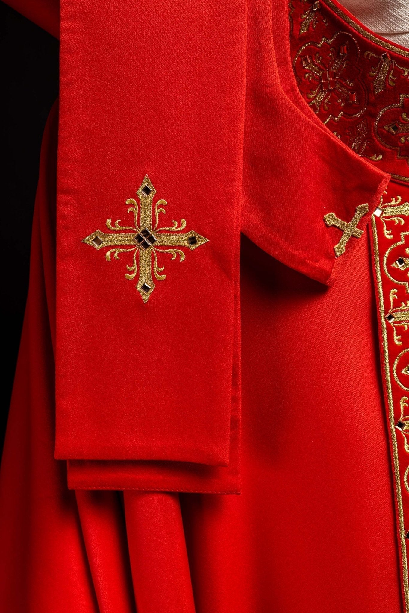 Casulla roja con galón ricamente bordado y decorado con 500 piedras