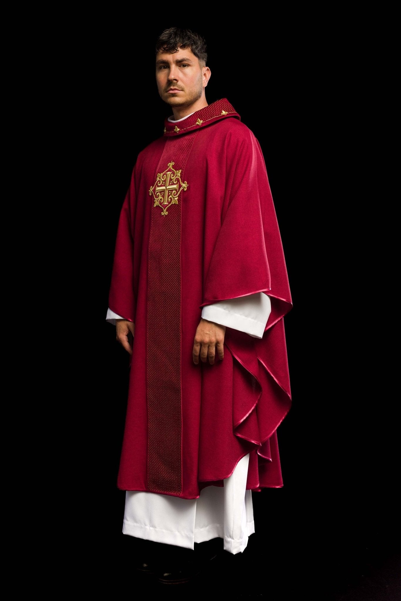 Casulla roja con galón terciopelo ricamente bordado Cruz