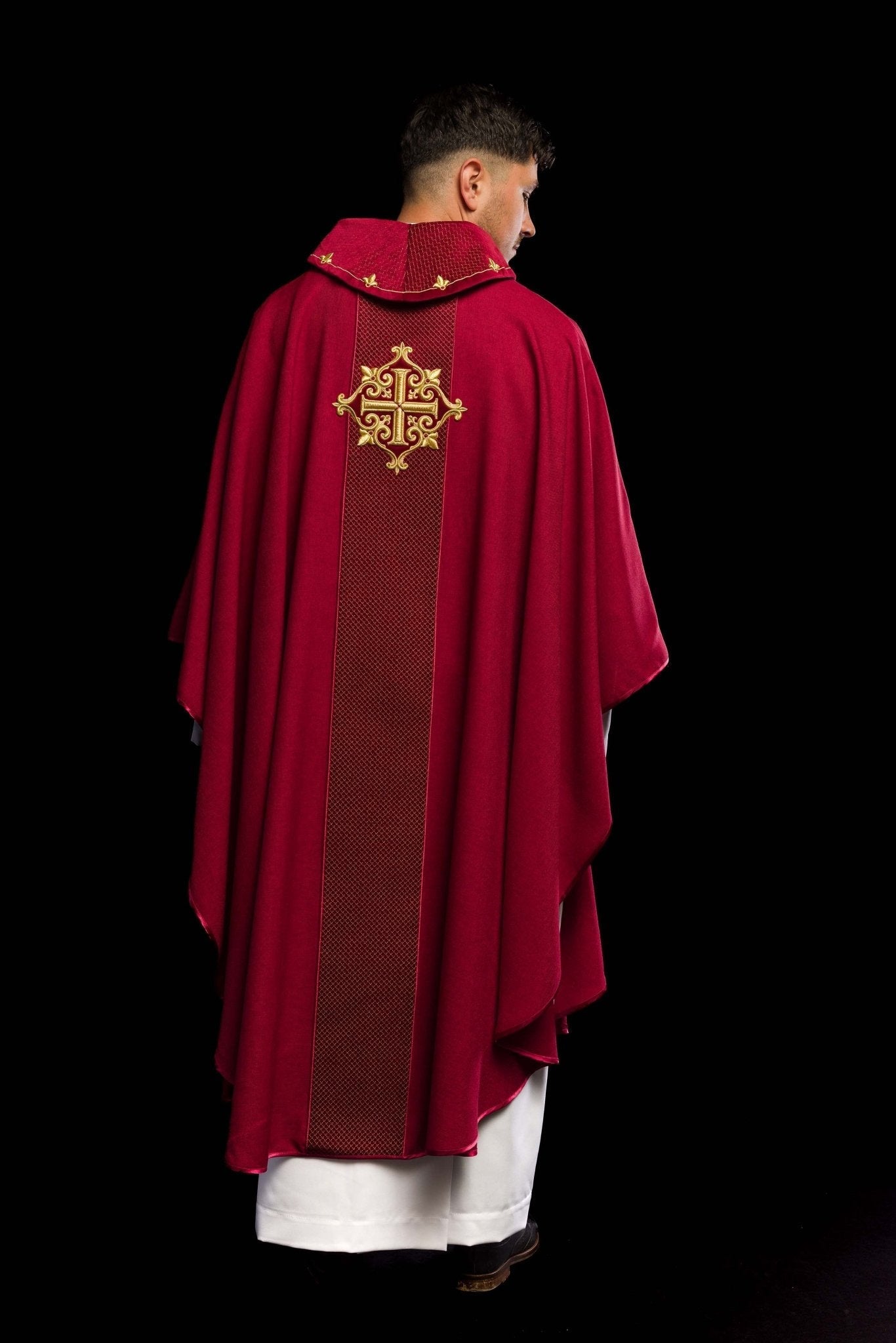 Casulla roja con galón terciopelo ricamente bordado Cruz