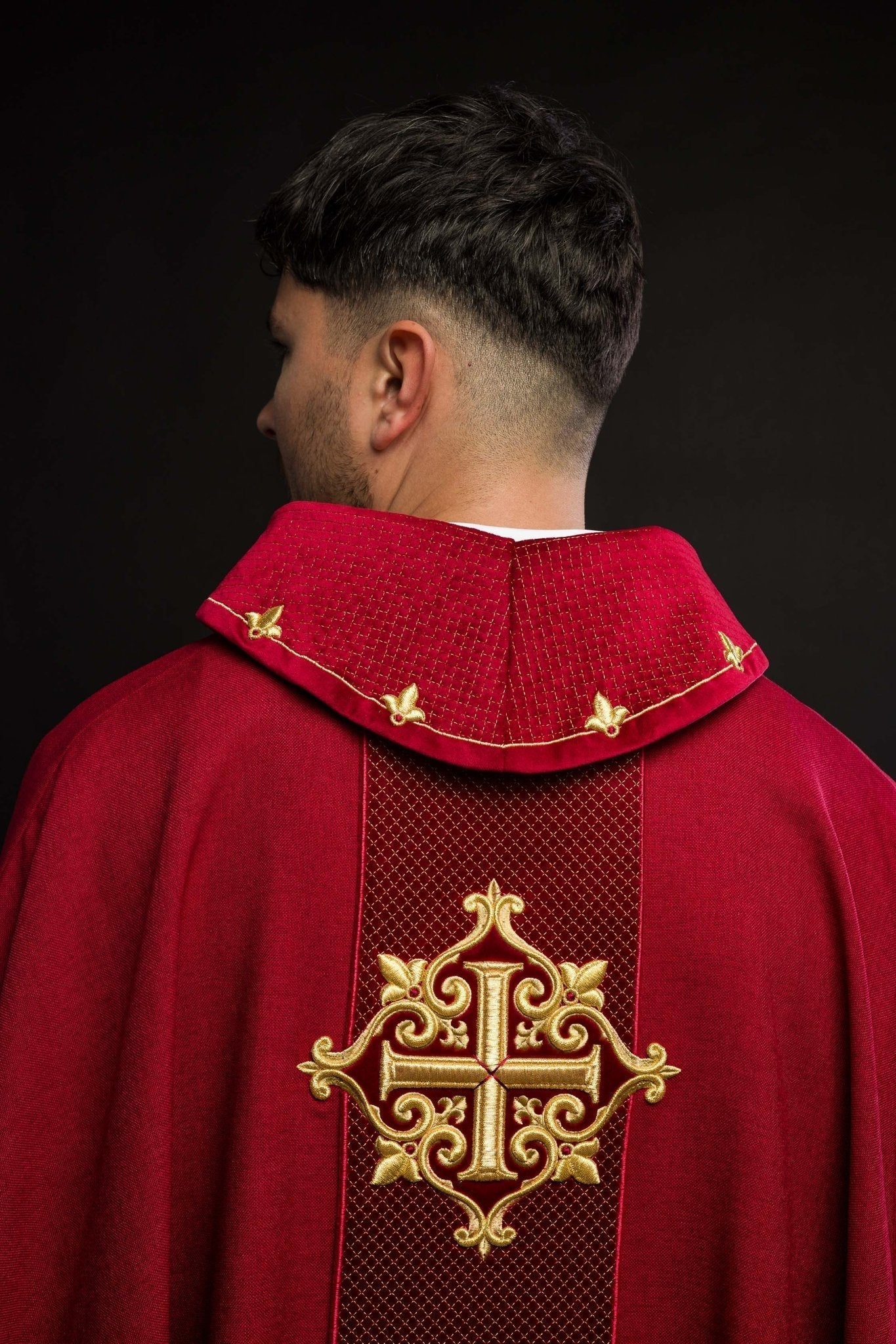 Casulla roja con galón terciopelo ricamente bordado Cruz