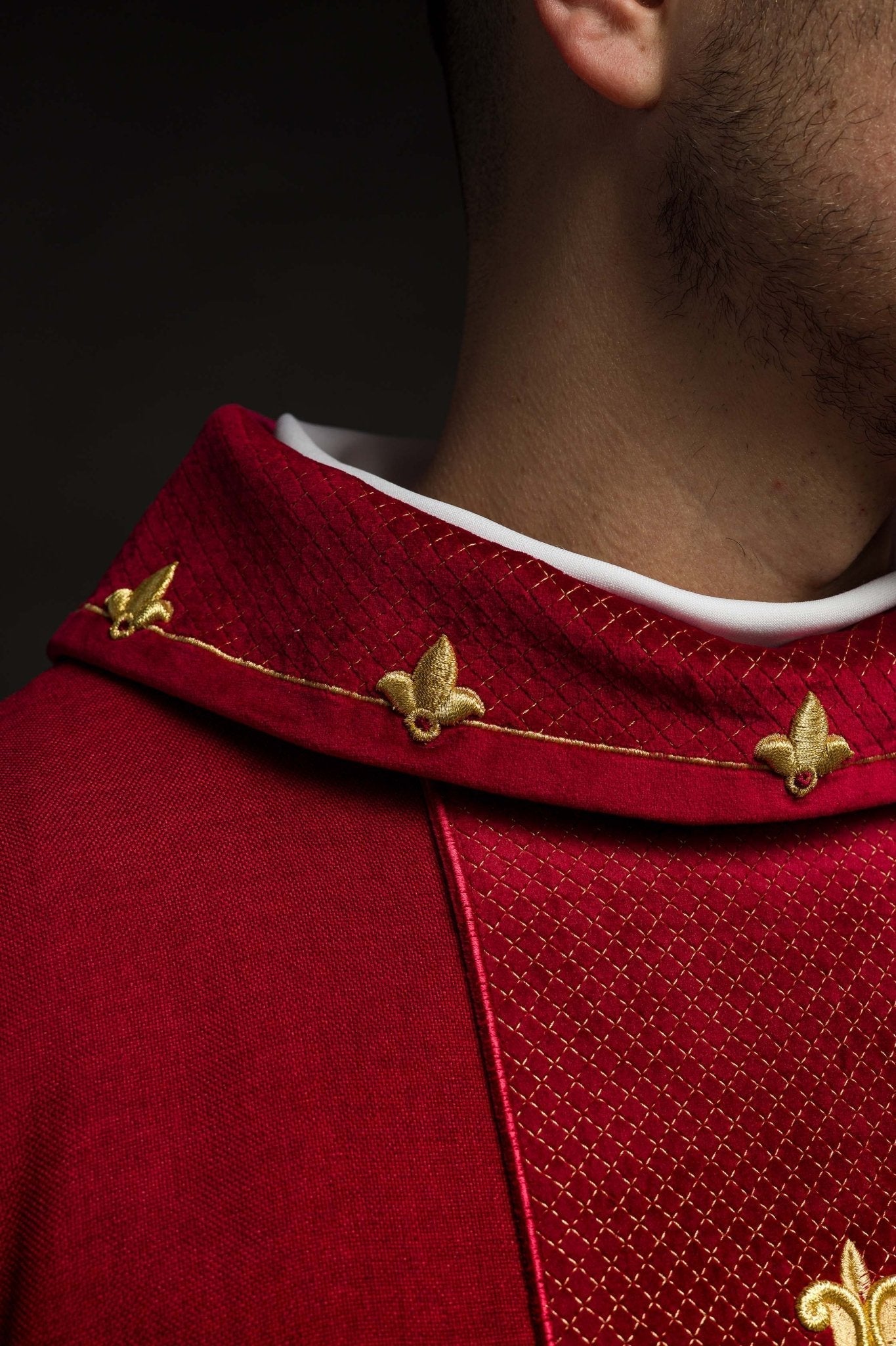 Casulla roja con galón terciopelo ricamente bordado Cruz