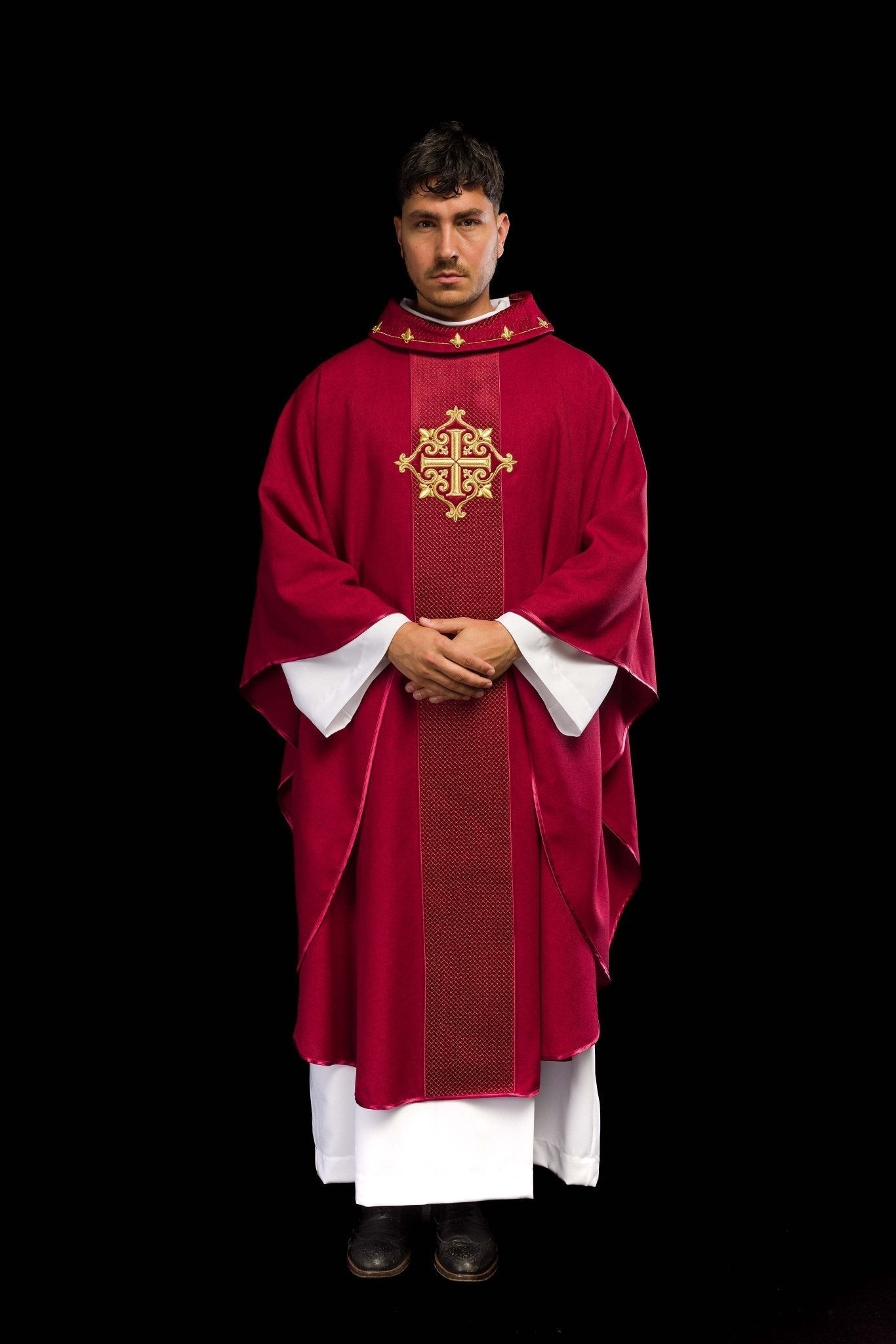 Casulla roja con galón terciopelo ricamente bordado Cruz