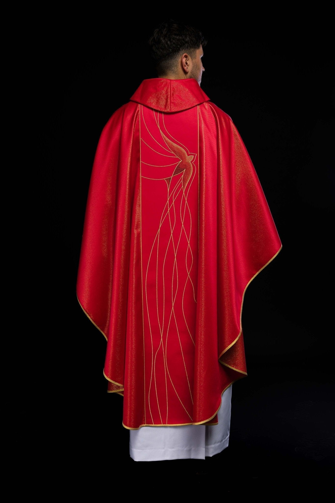 Casulla roja ricamente bordada