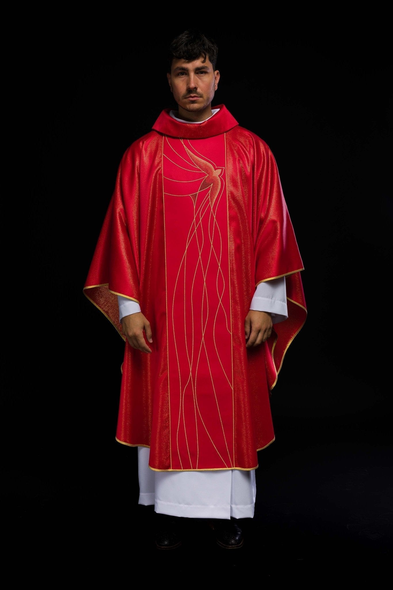 Casulla roja ricamente bordada