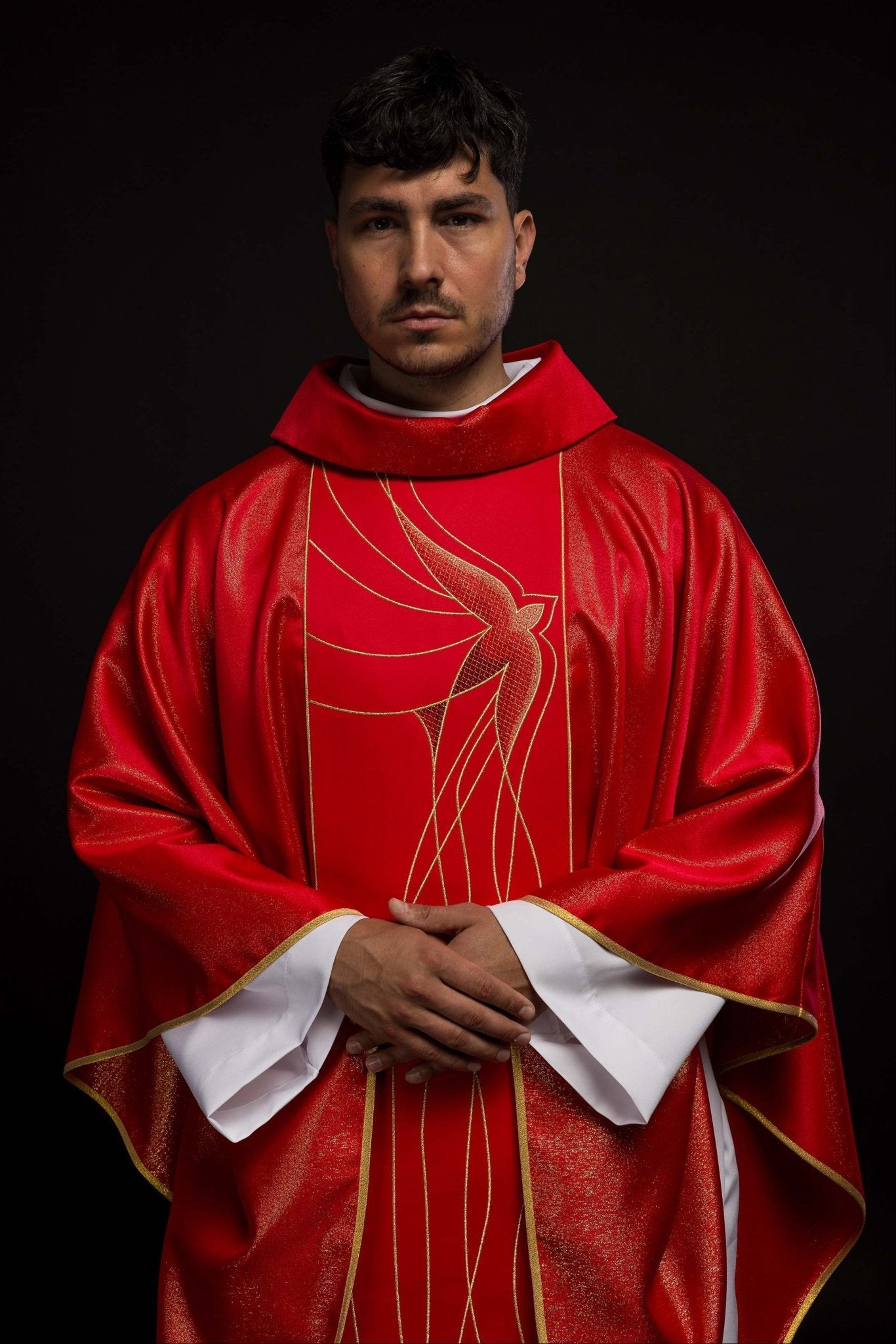 Casulla roja ricamente bordada