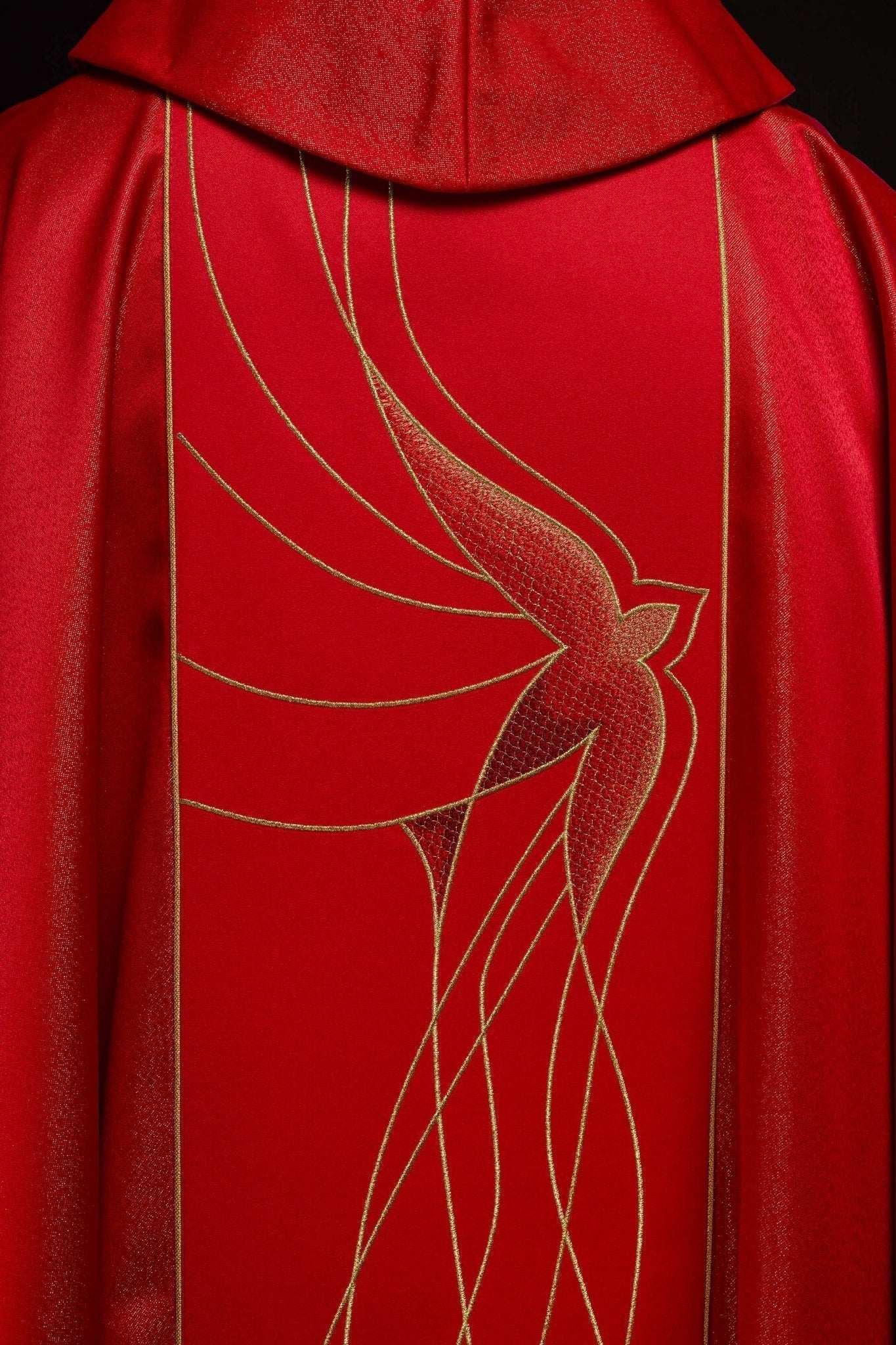 Casulla roja ricamente bordada
