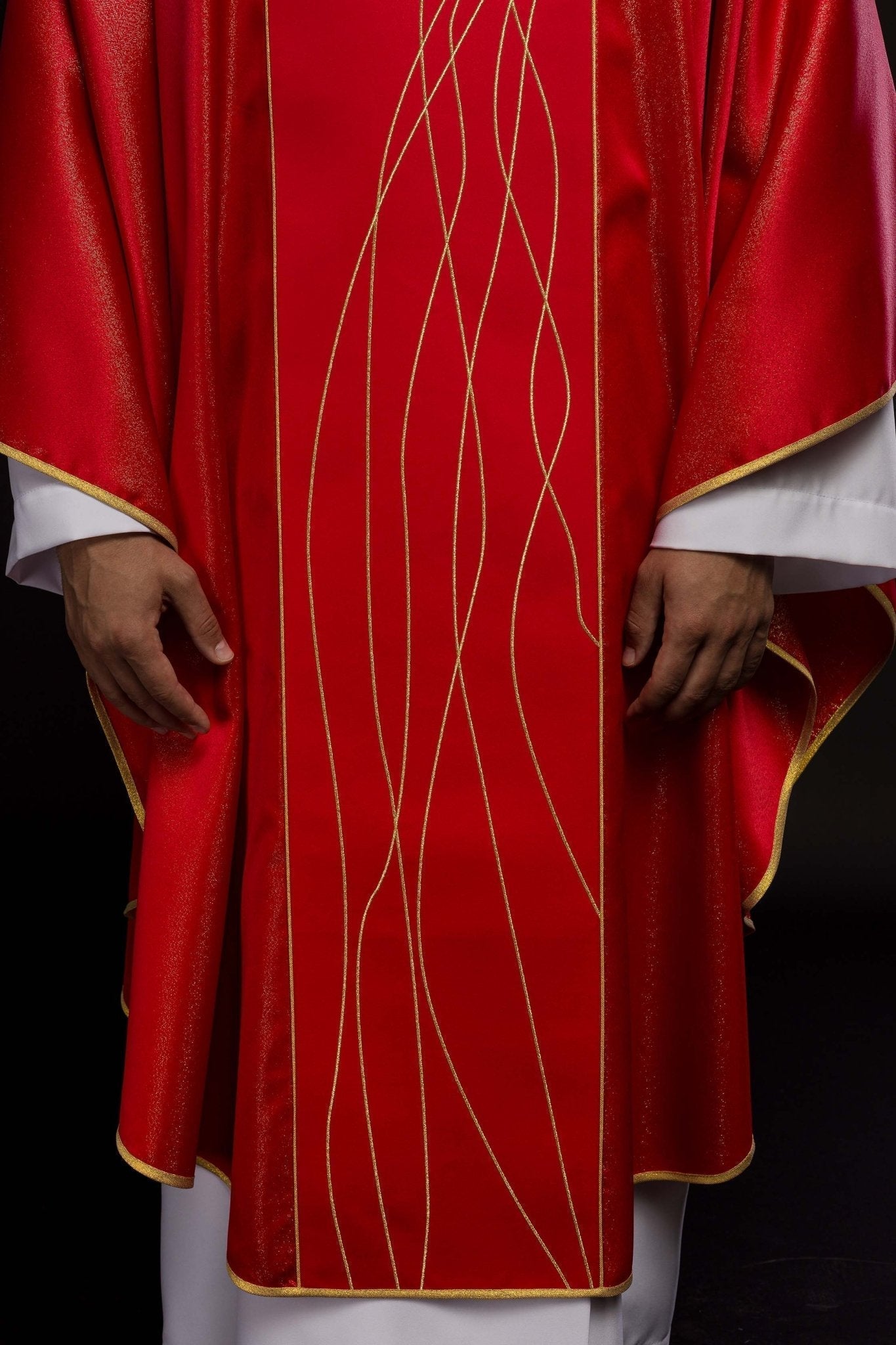 Casulla roja ricamente bordada