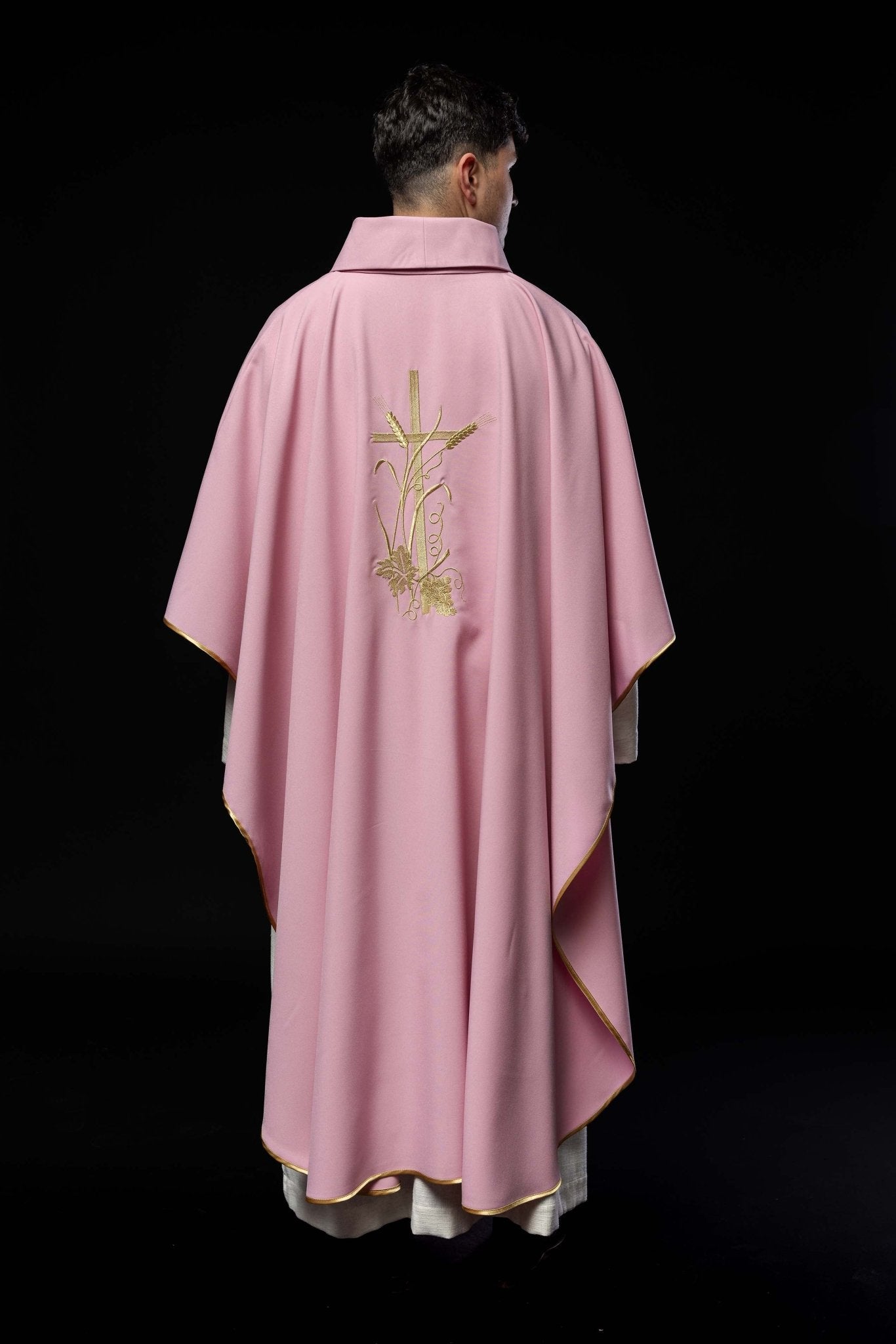 Casulla rosa con bordado dorado Cruz