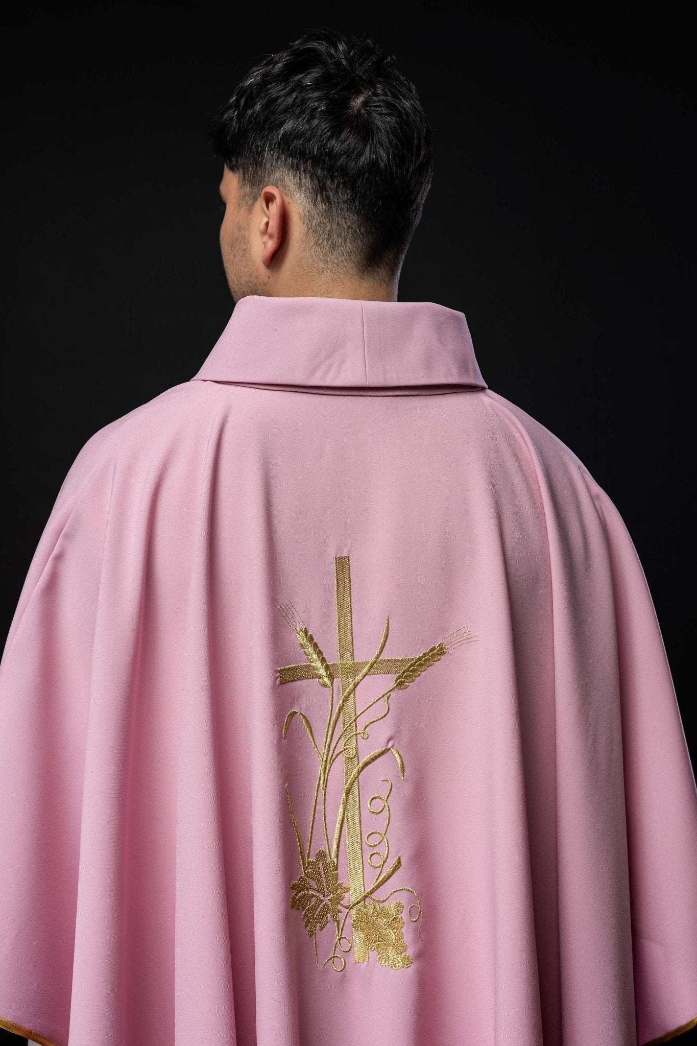 Casulla rosa con bordado dorado Cruz