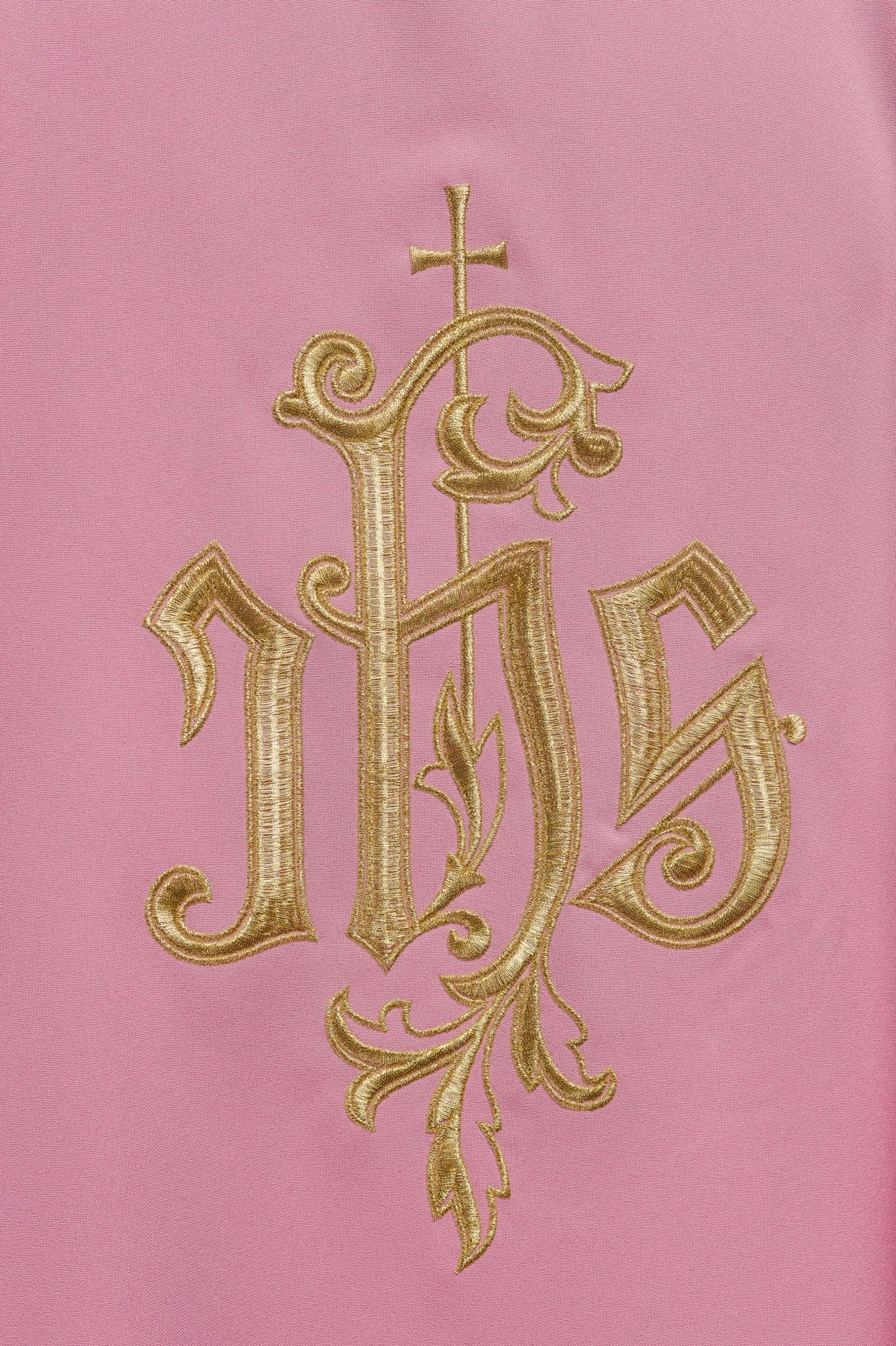 Casulla rosa con bordado dorado IHS
