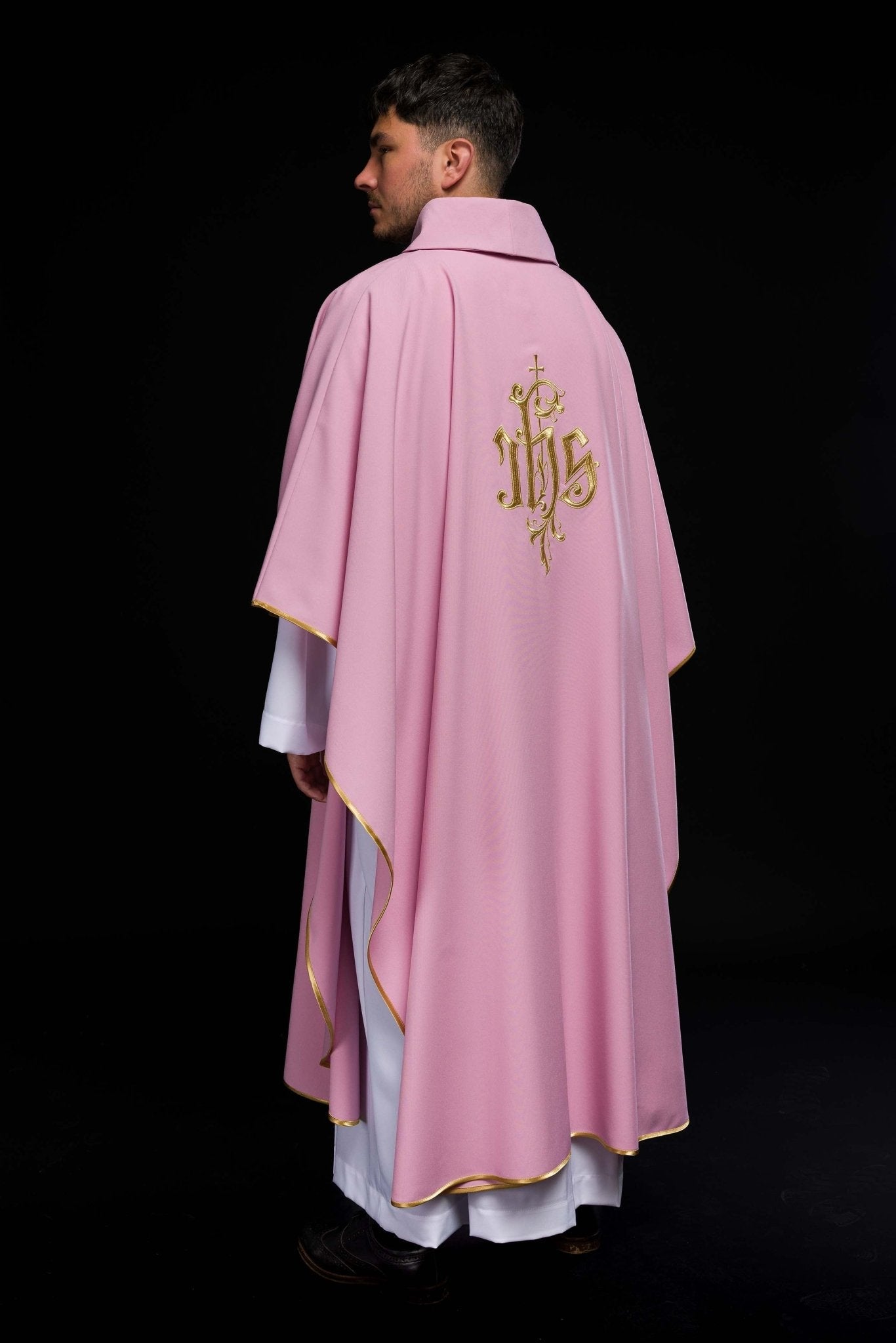Casulla rosa con bordado dorado IHS