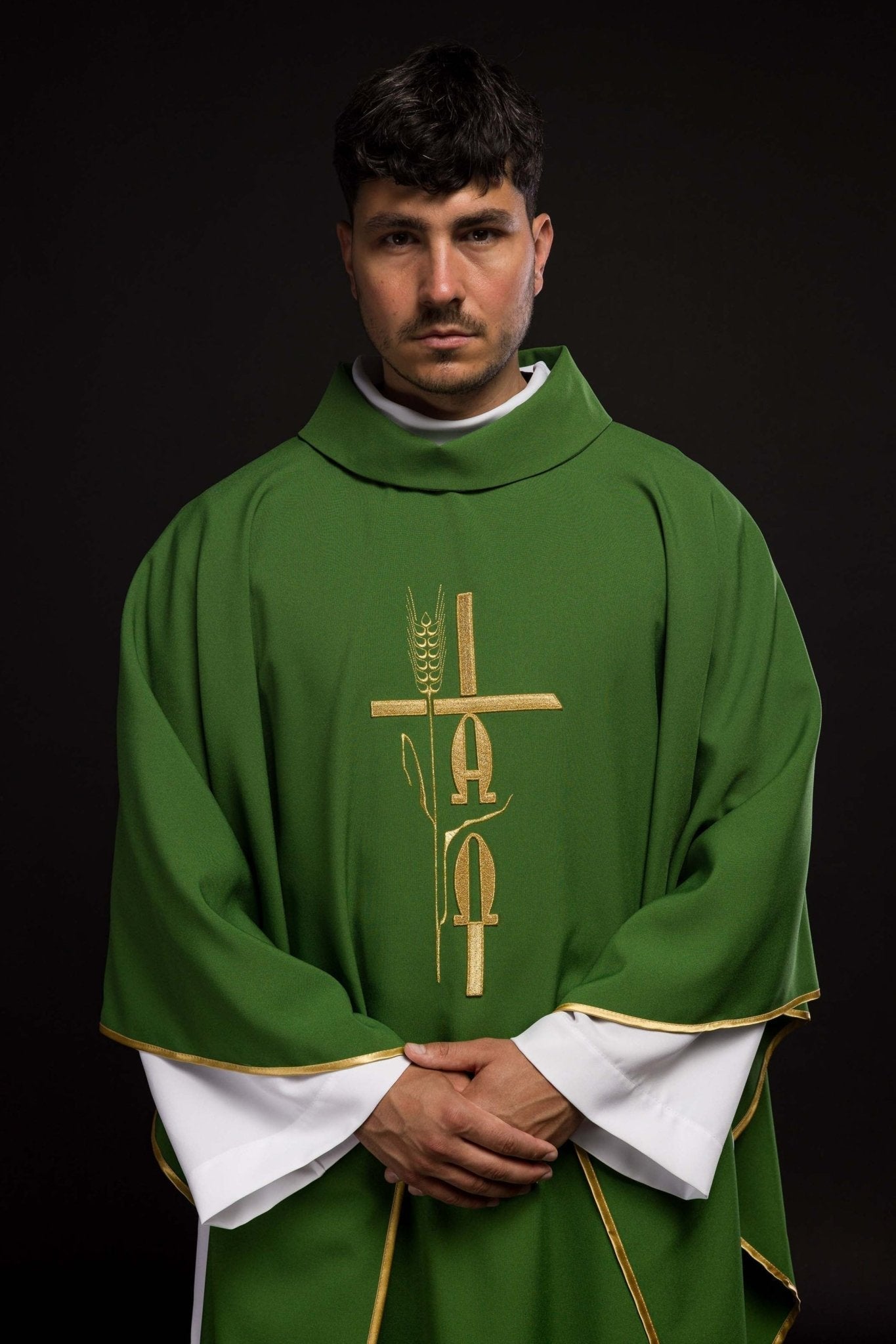 Casulla verde con bordado Cruz, Alfa y Omega