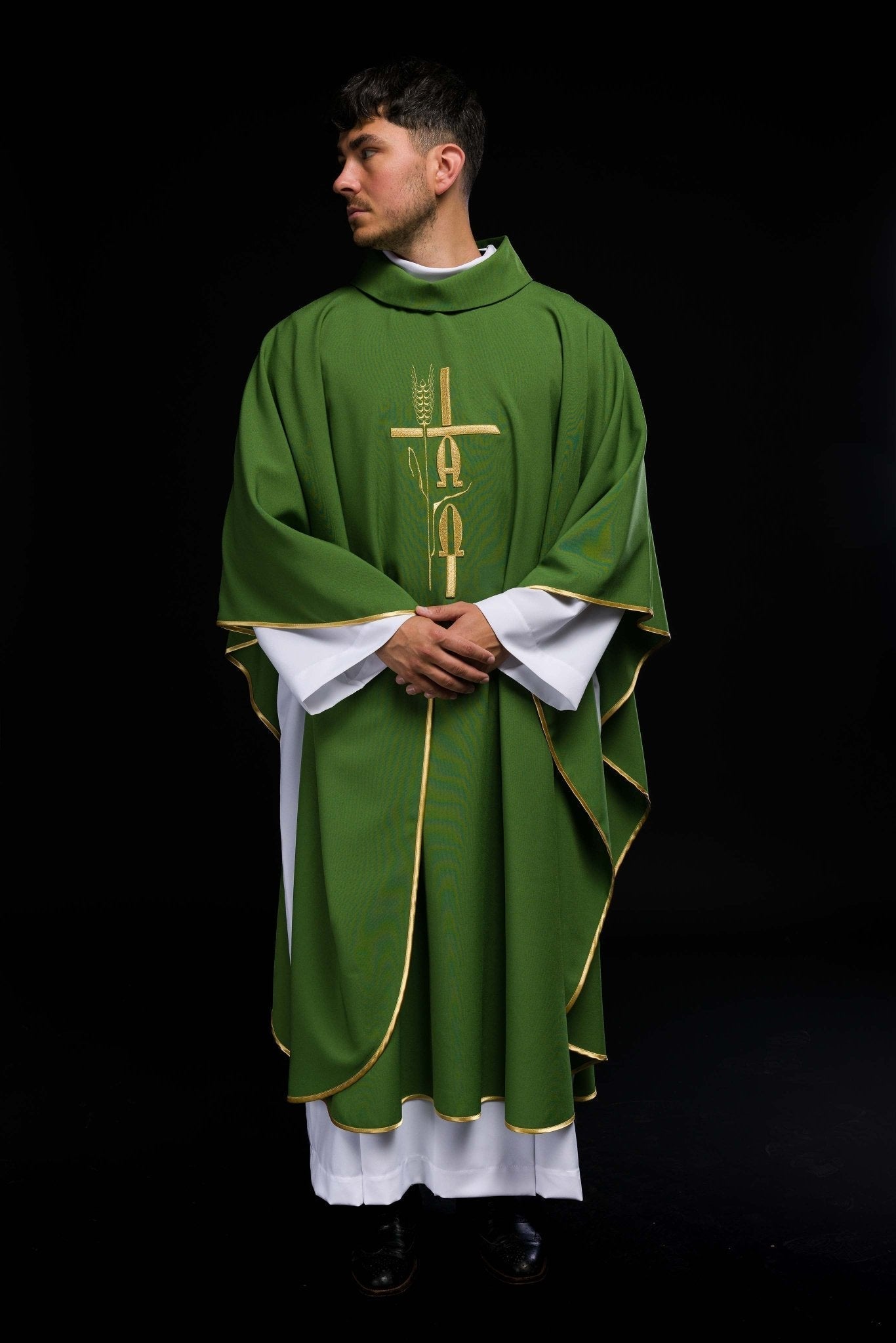 Casulla verde con bordado Cruz, Alfa y Omega