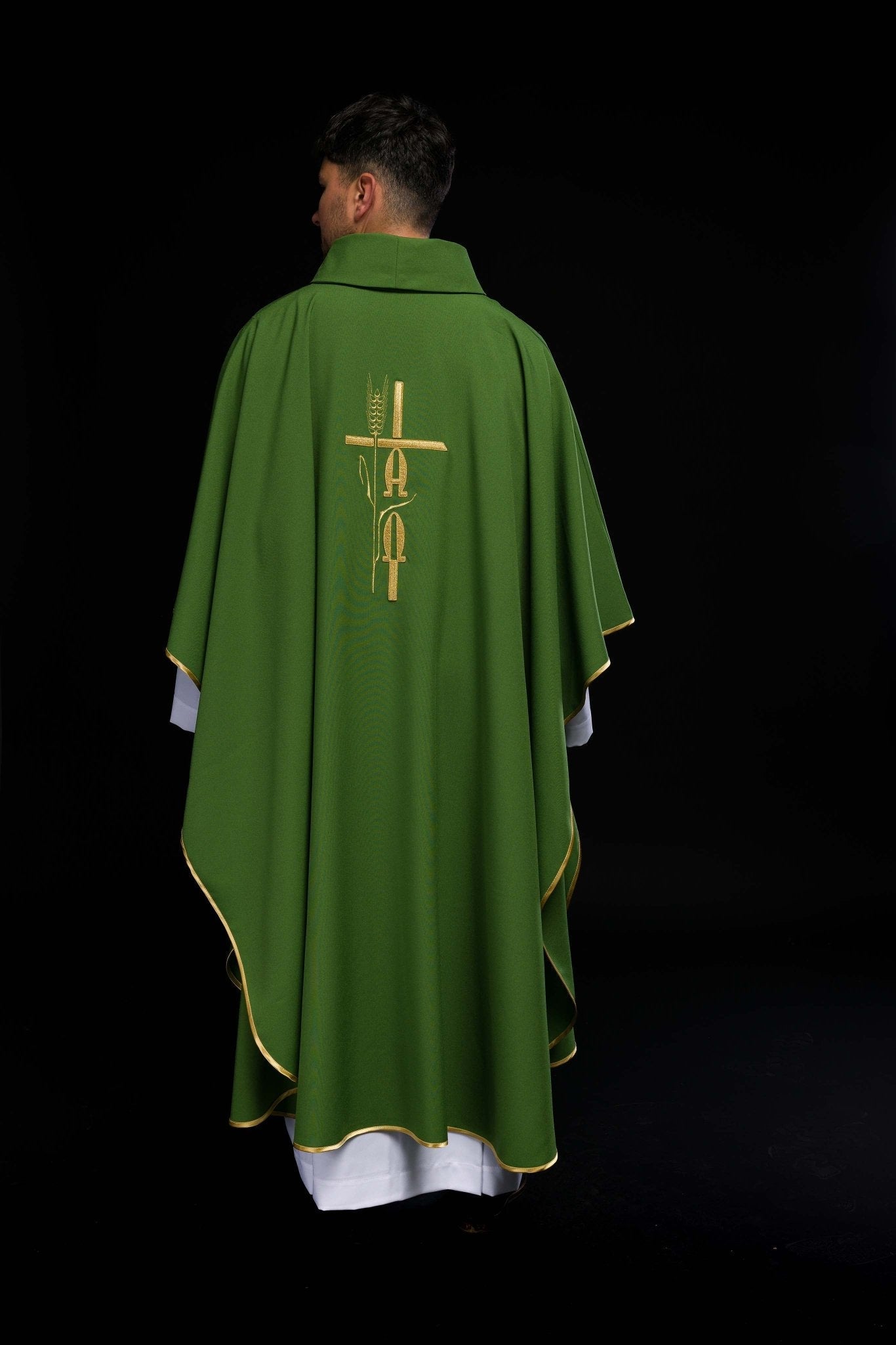 Casulla verde con bordado Cruz, Alfa y Omega