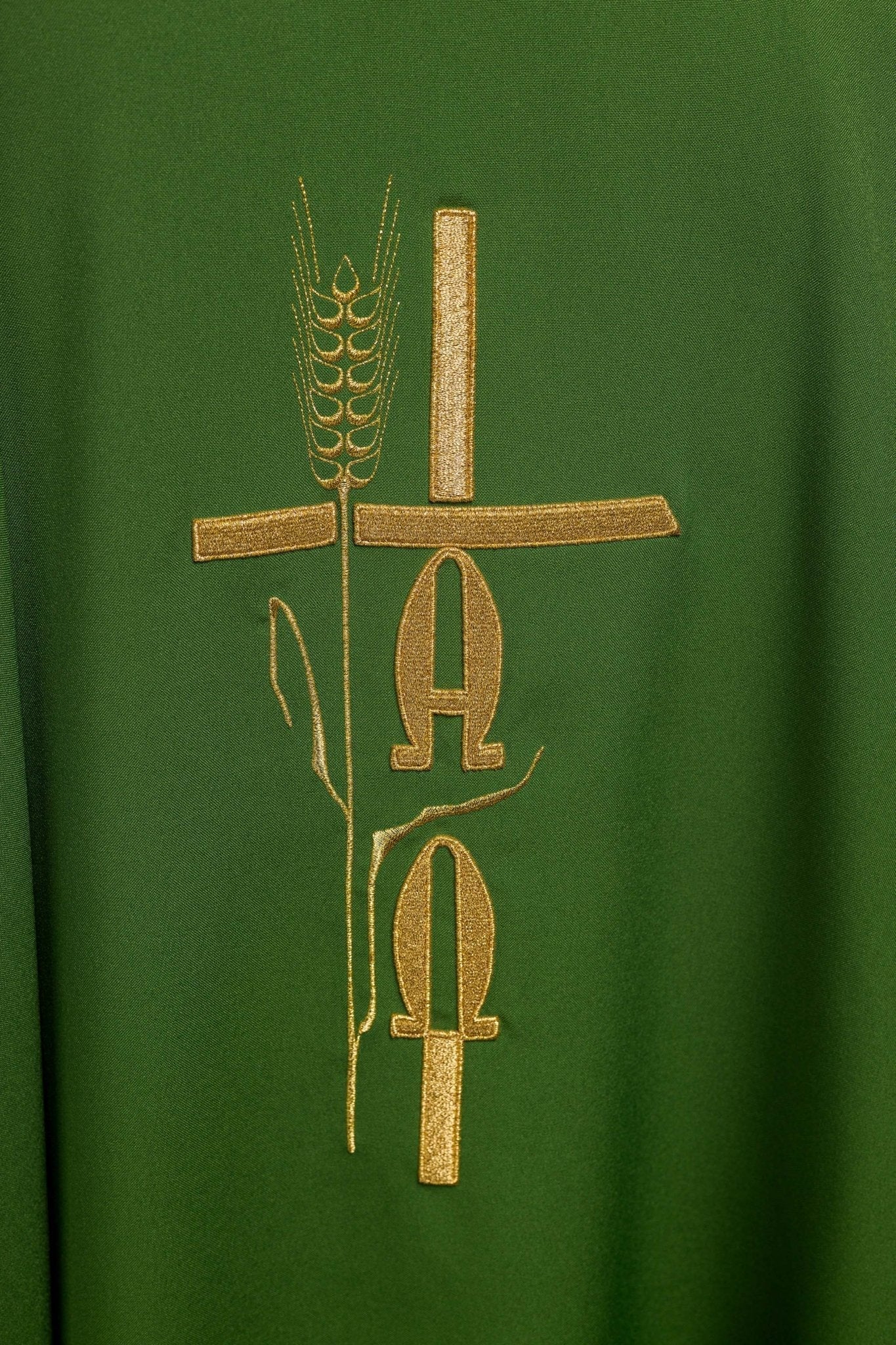 Casulla verde con bordado Cruz, Alfa y Omega