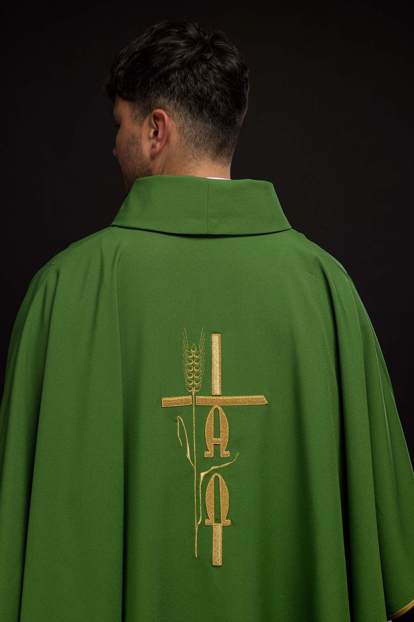 Casulla verde con bordado Cruz, Alfa y Omega