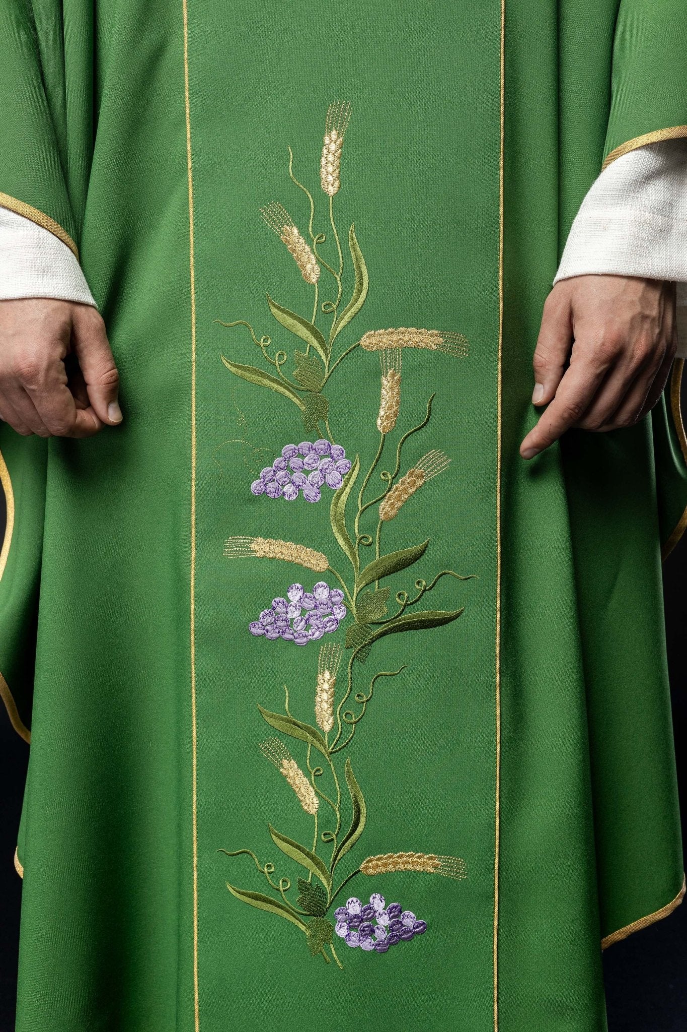 Casulla verde con bordado Cruz, IHS y hojas de vid