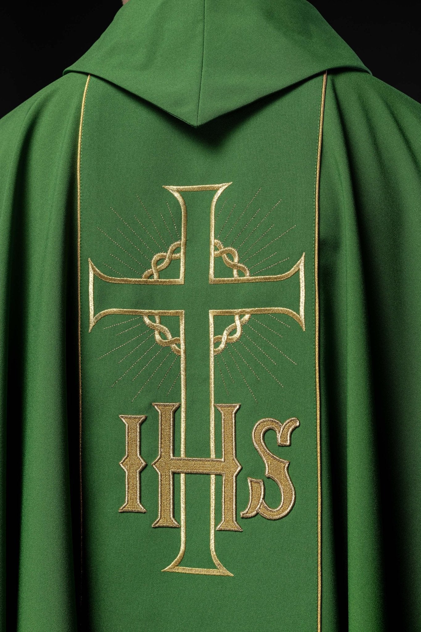 Casulla verde con bordado Cruz, IHS y hojas de vid