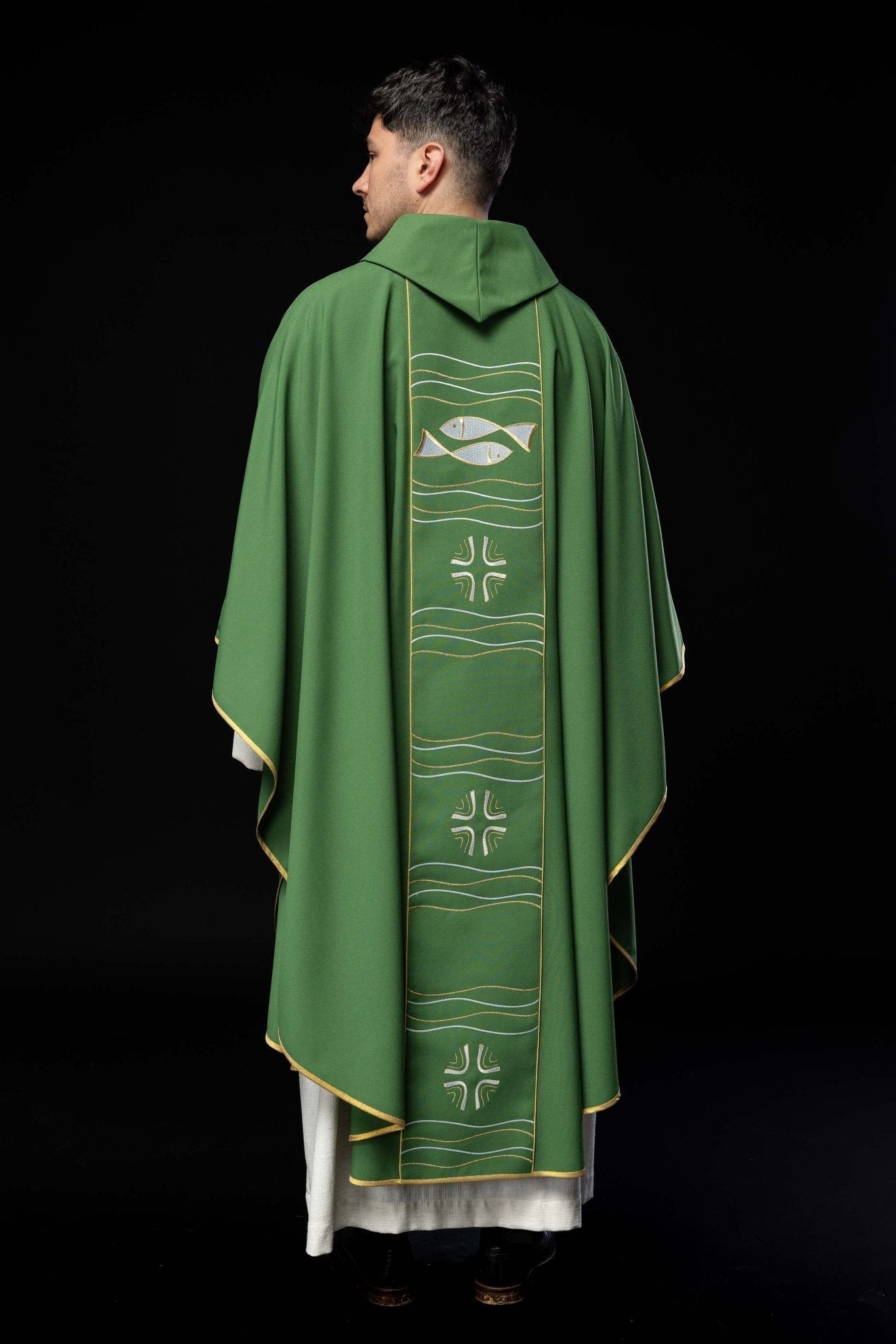 Casulla verde con bordado Cruz y Pez