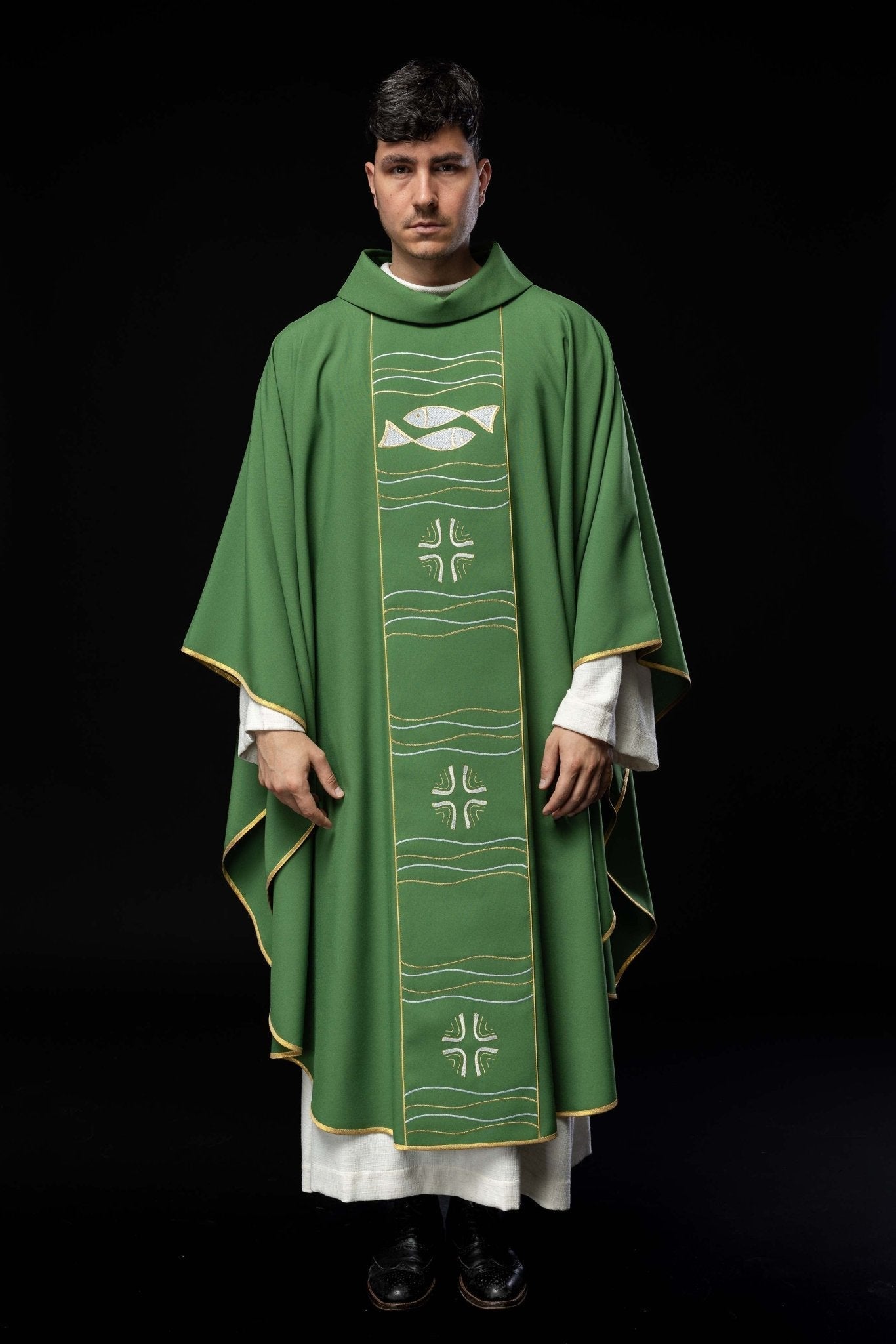 Casulla verde con bordado Cruz y Pez