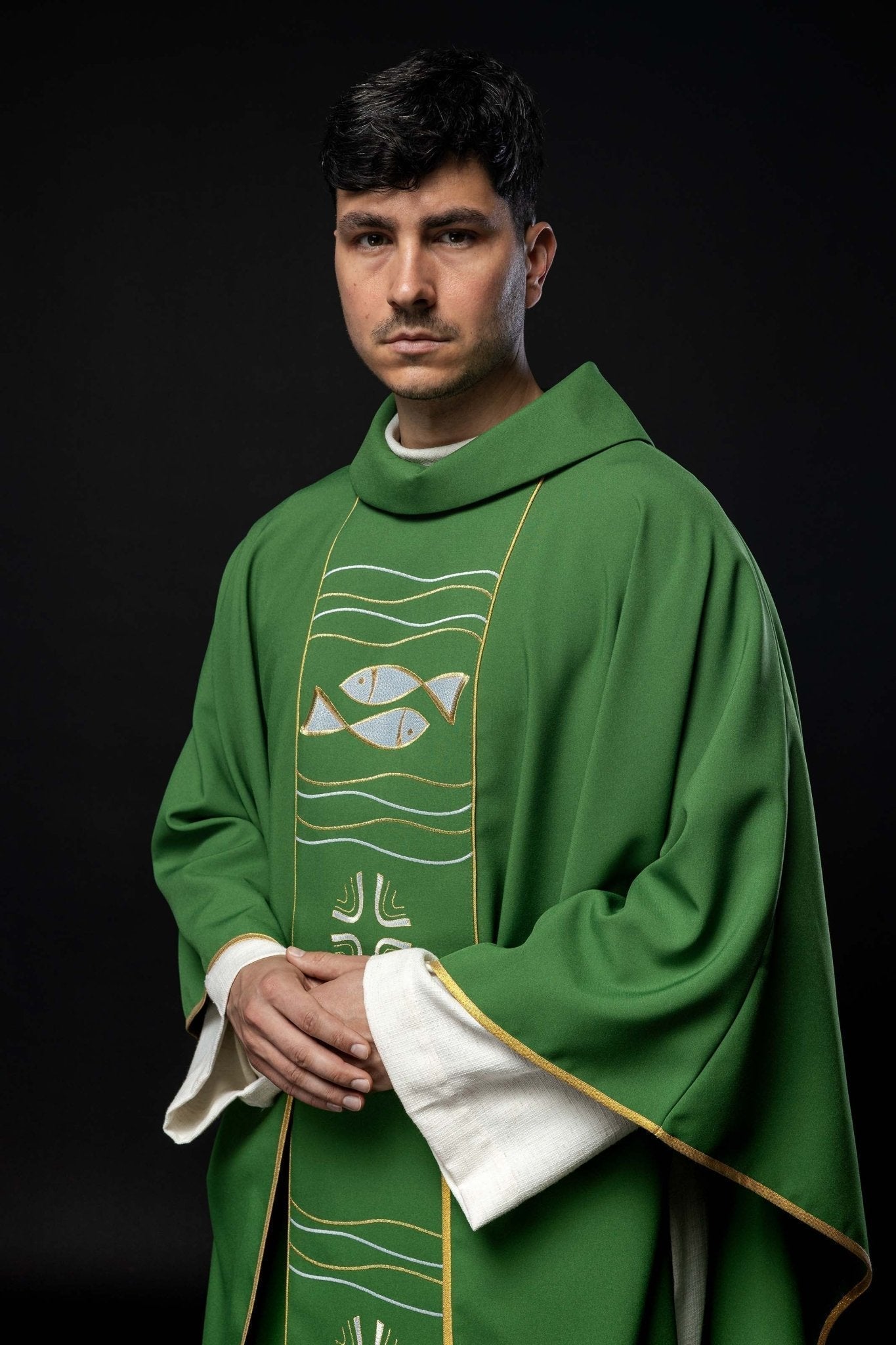 Casulla verde con bordado Cruz y Pez