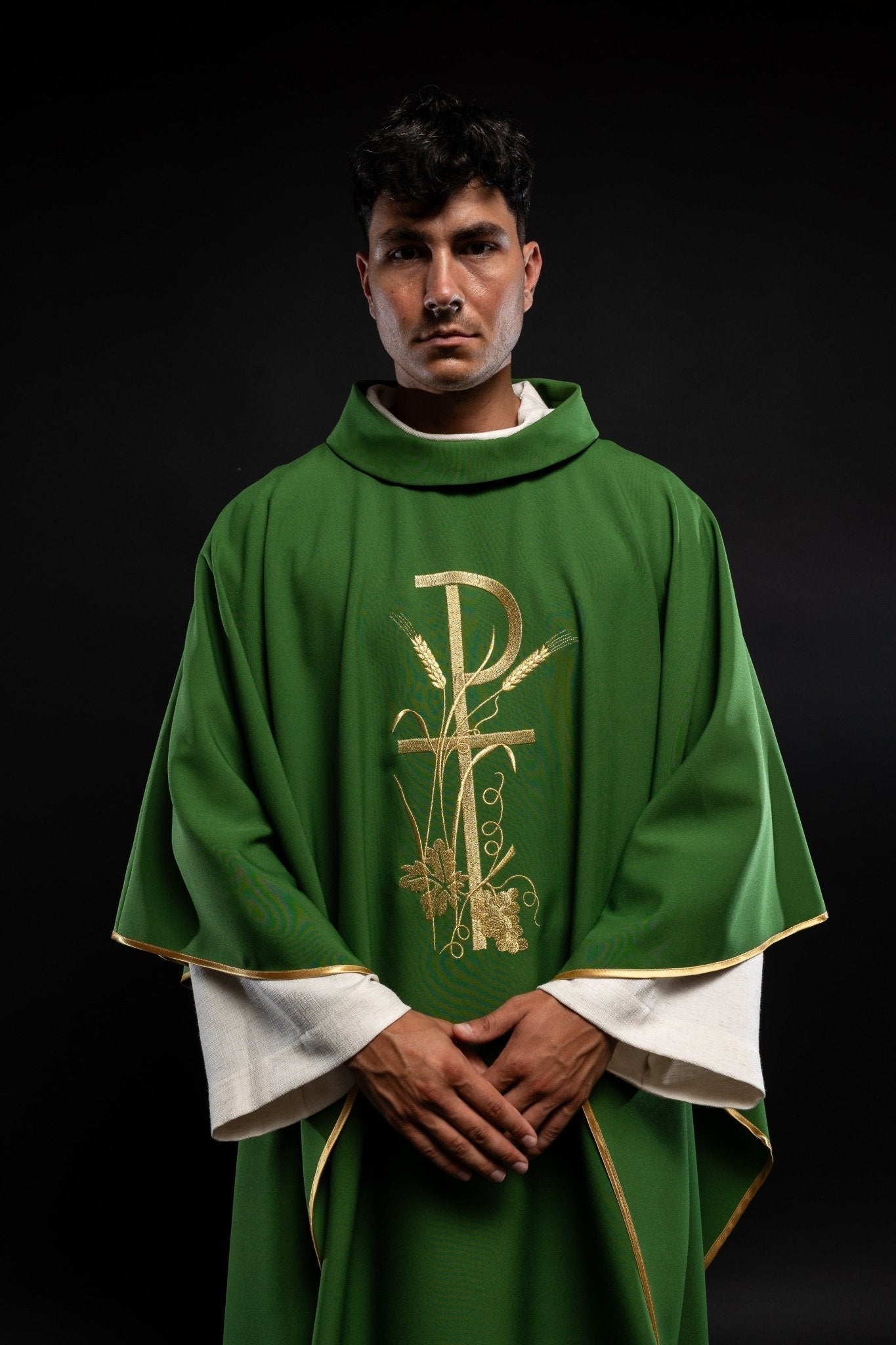 Casulla verde con bordado dorado Cruz