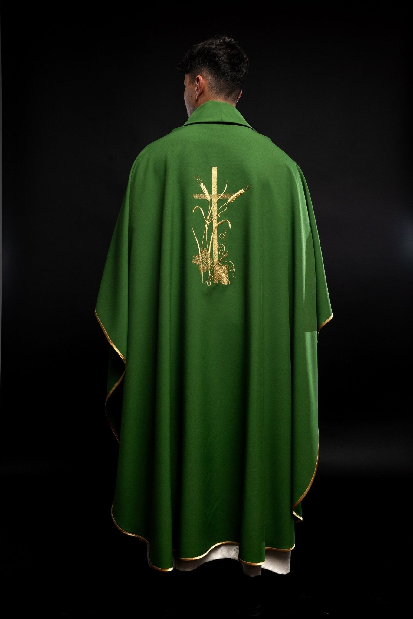 Casulla verde con bordado dorado Cruz