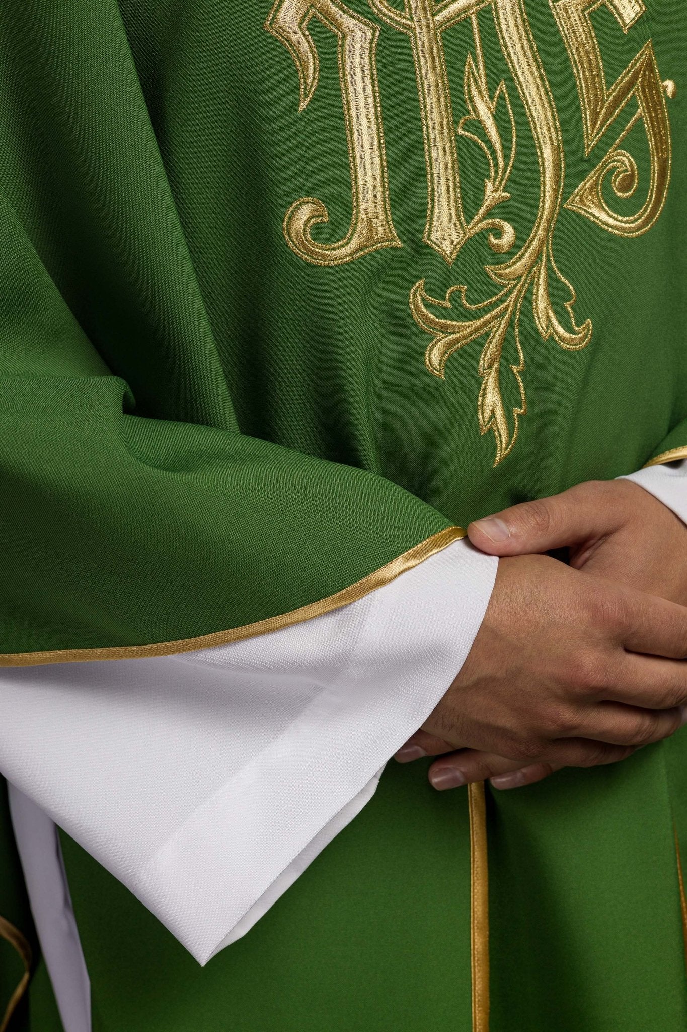 Casulla verde con bordado dorado IHS