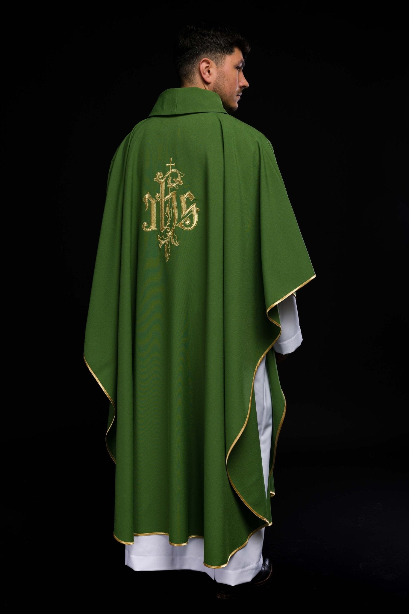 Casulla verde con bordado dorado IHS