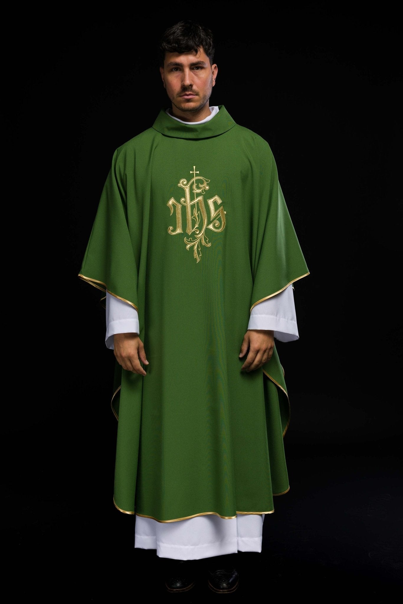 Casulla verde con bordado dorado IHS