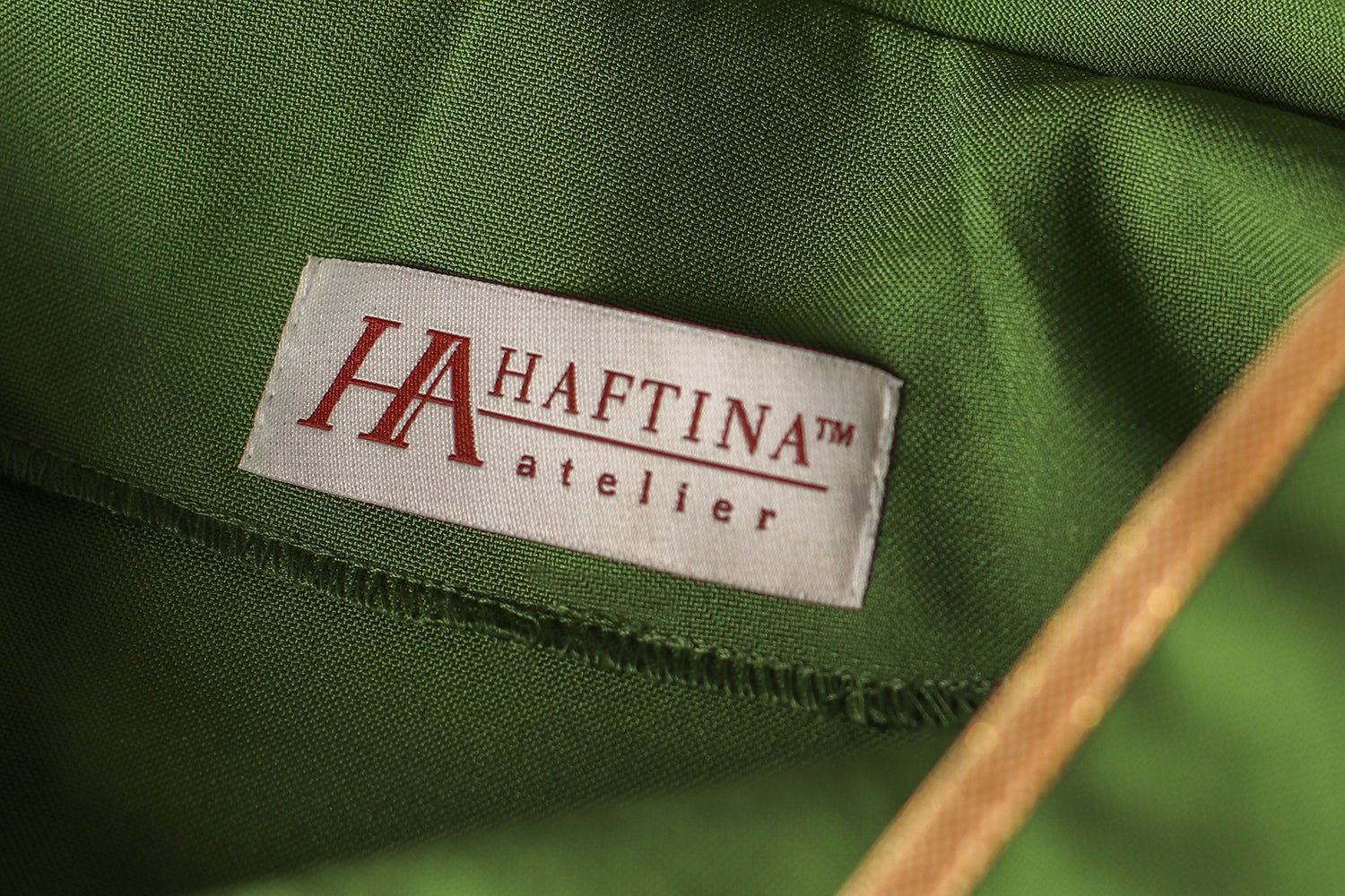Casulla verde con bordado dorado IHS