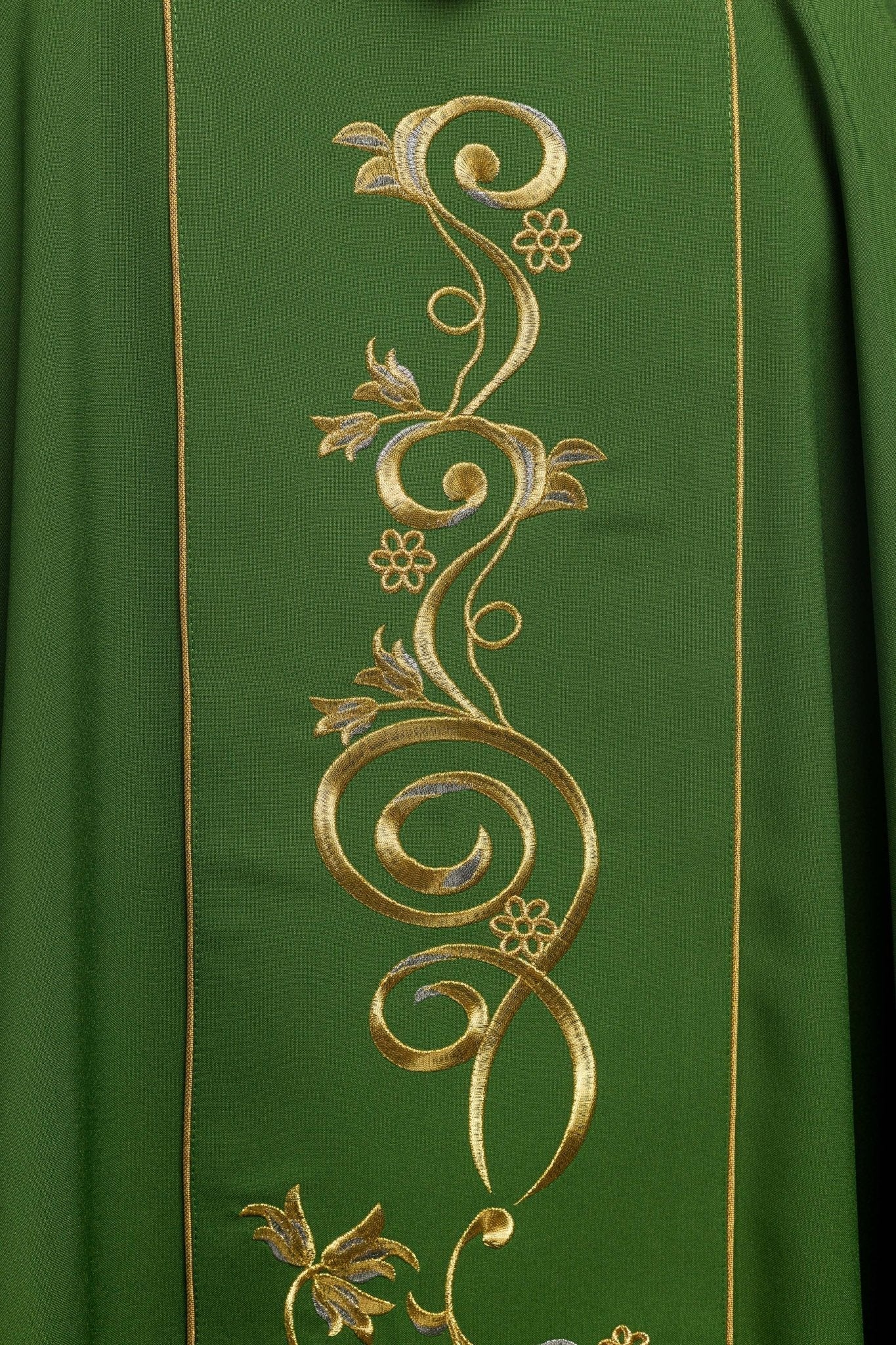 Casulla verde con bordado dorado IHS y adorno floral