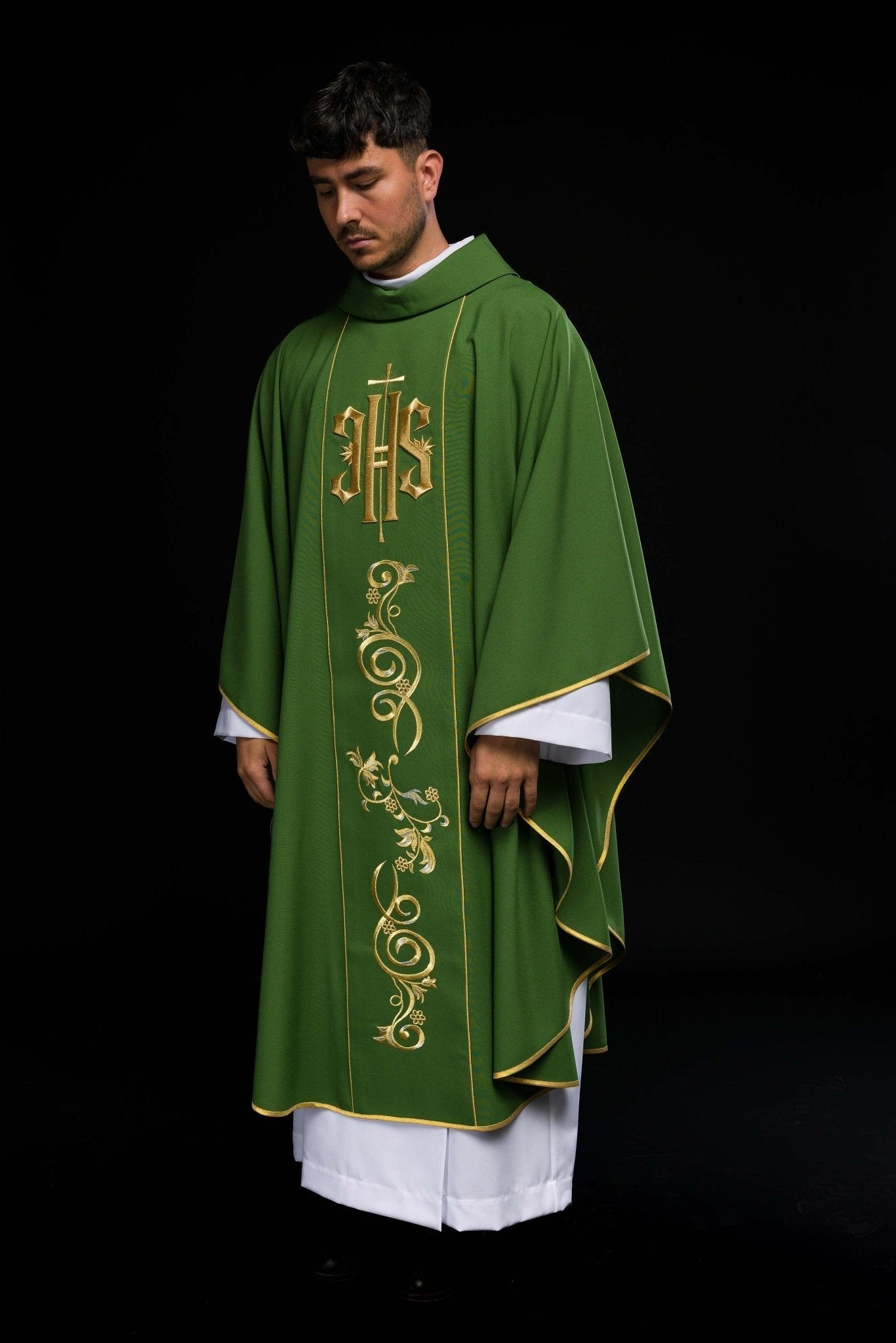 Casulla verde con bordado dorado IHS y adorno floral