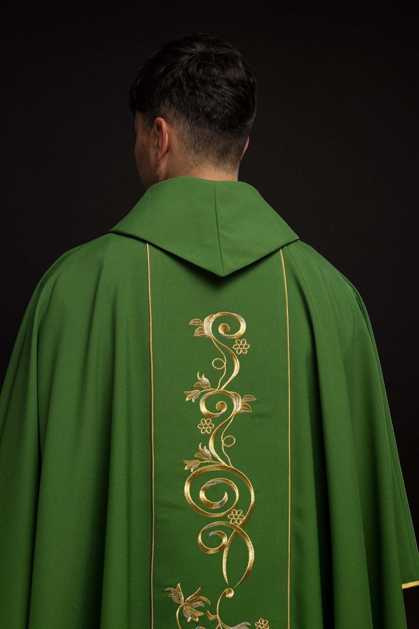 Casulla verde con bordado dorado IHS y adorno floral