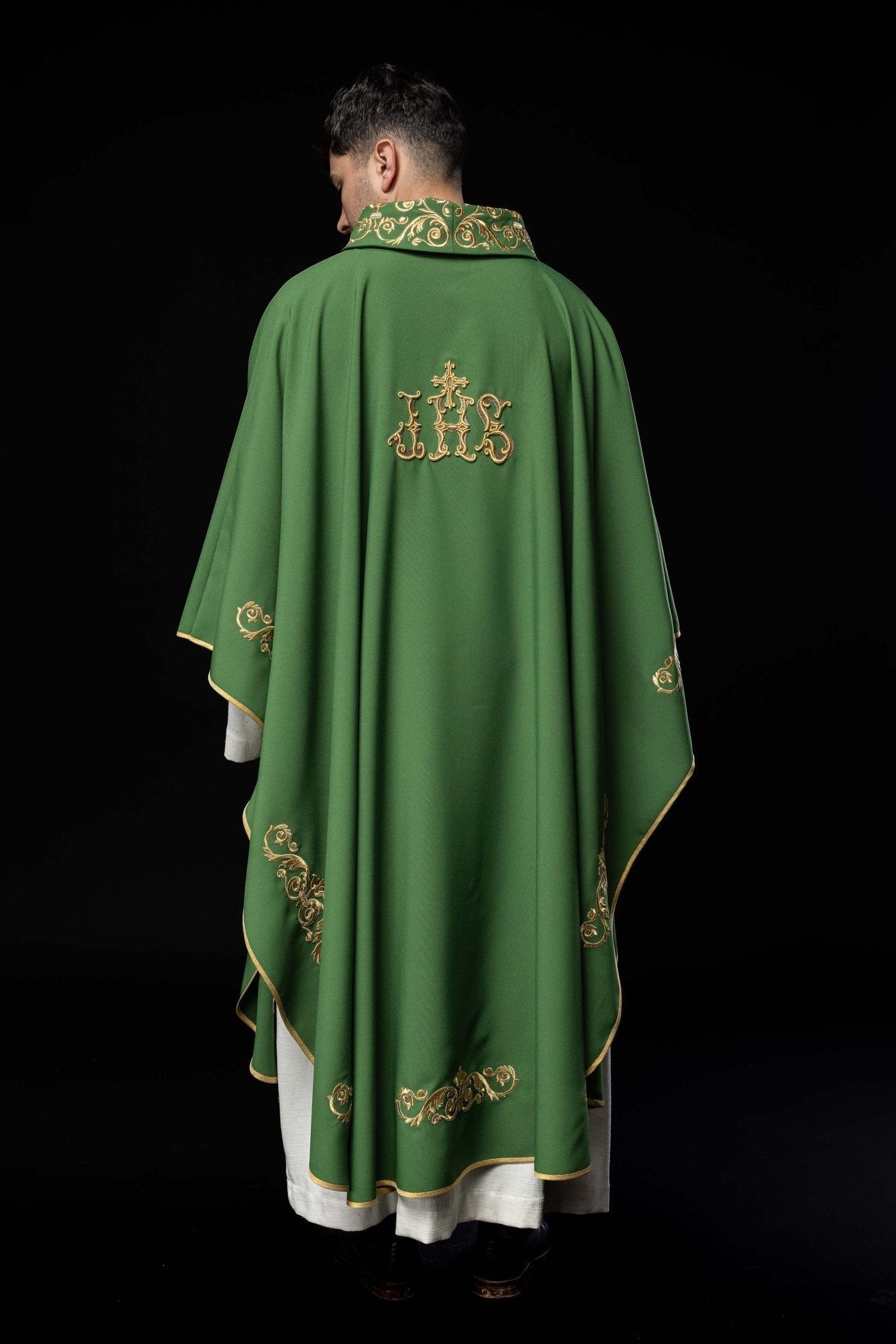 Casulla verde con bordado Floral e IHS