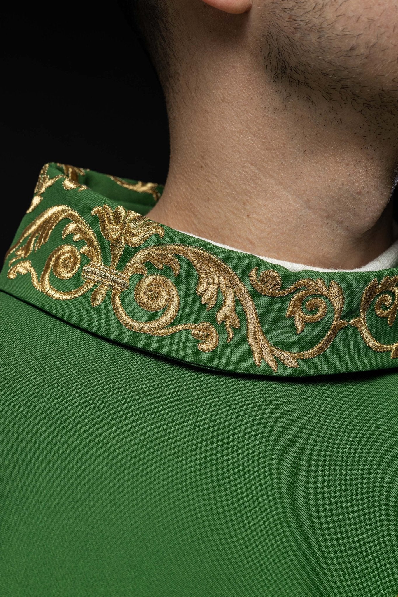 Casulla verde con bordado Floral e IHS