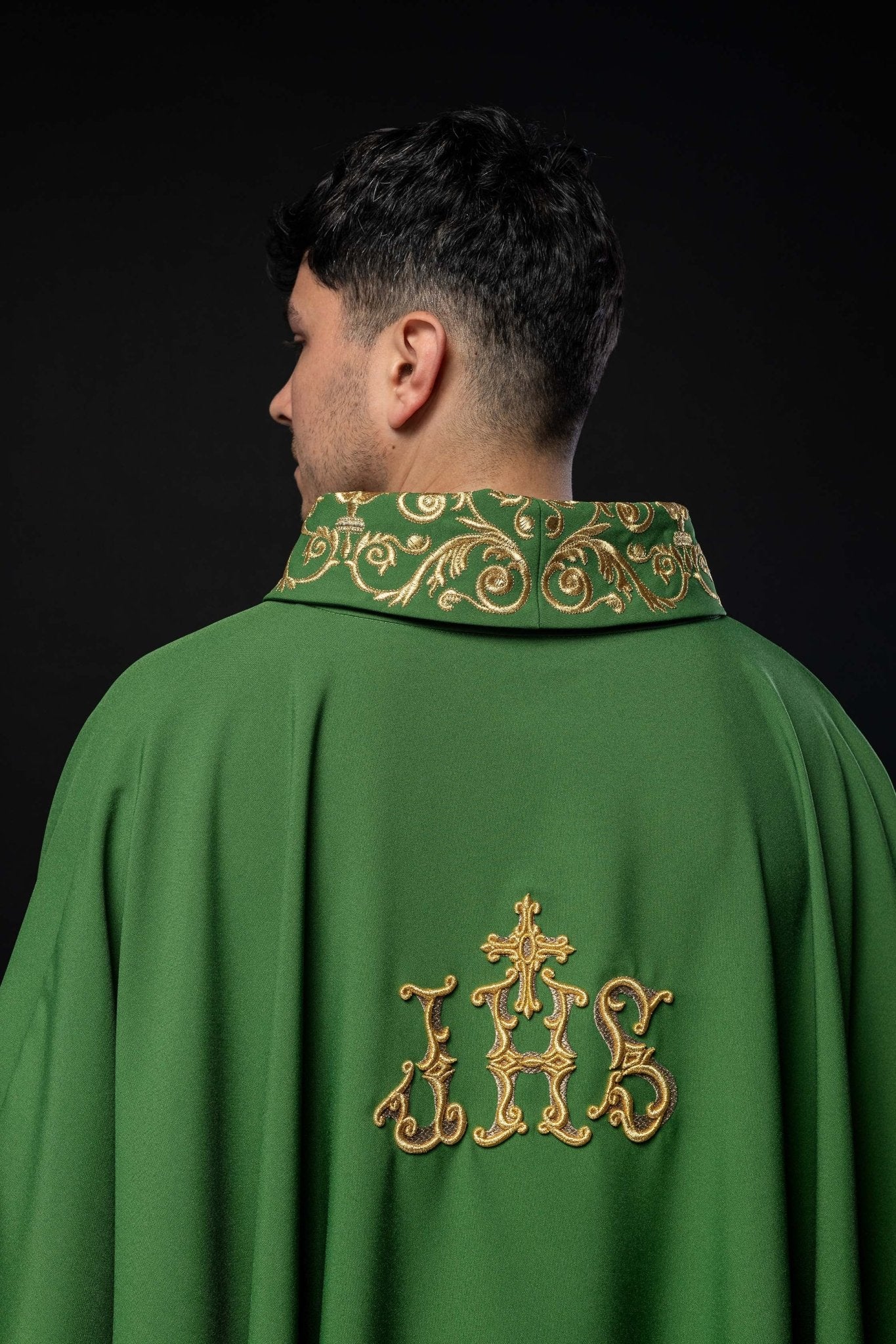 Casulla verde con bordado Floral e IHS